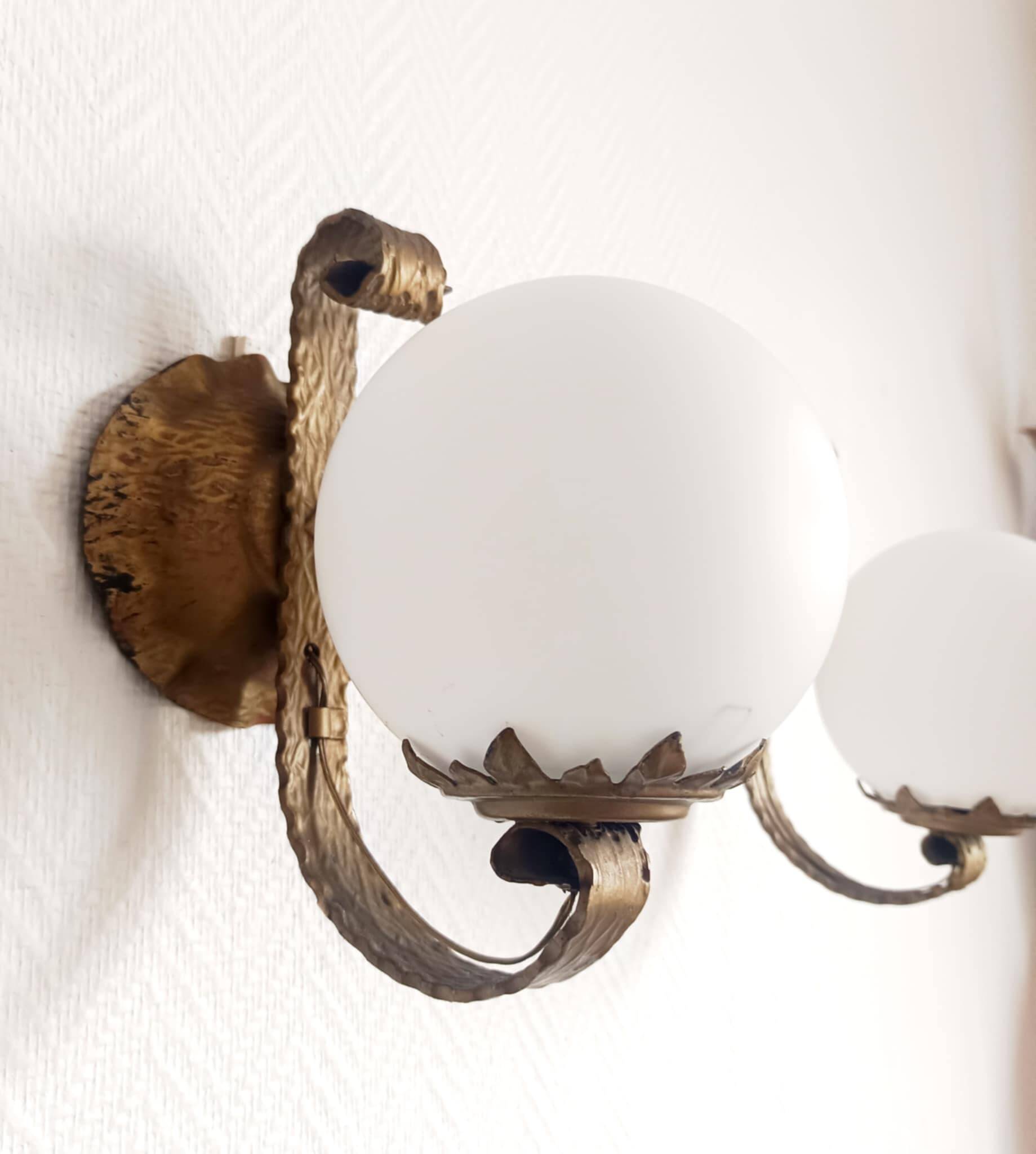 Pair of brutalist wall sconces in gilded metal from around 1970.