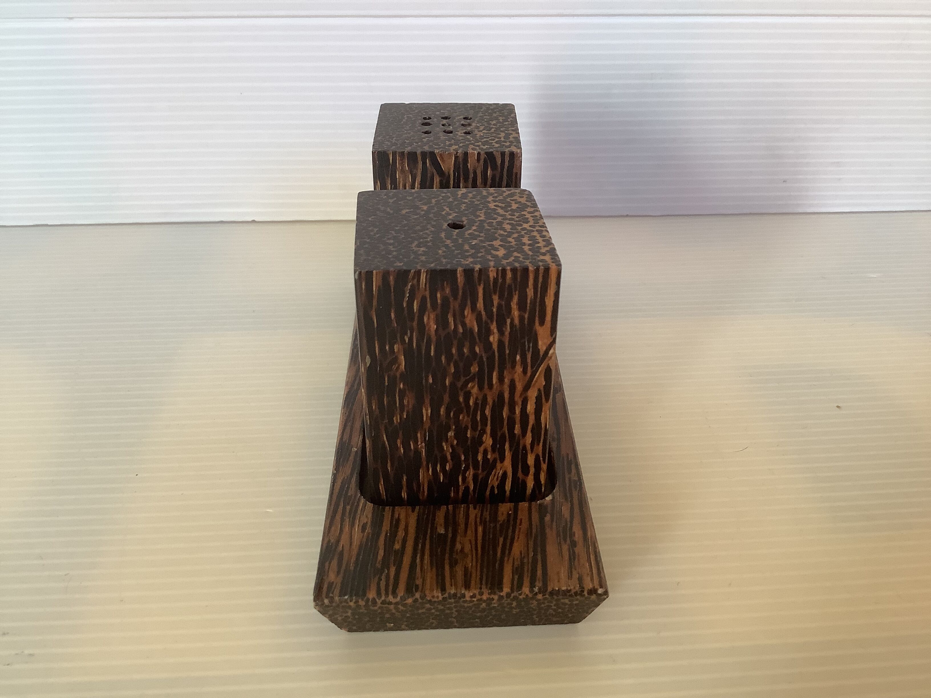 Salière et poivrier sel et poivre en bois