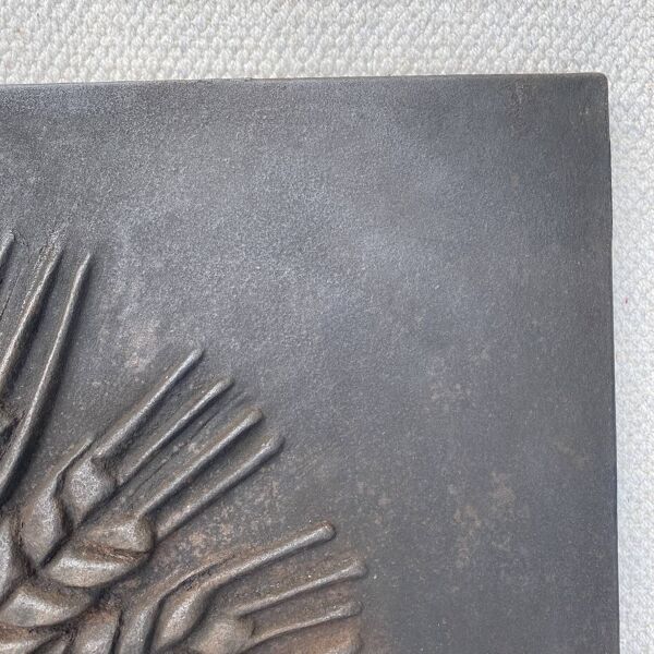 Plaque de cheminée moderniste signée Quellier ,  Femme aux épis de blé