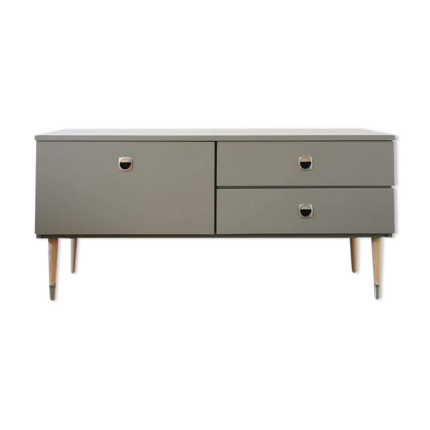 Mid-century bass row