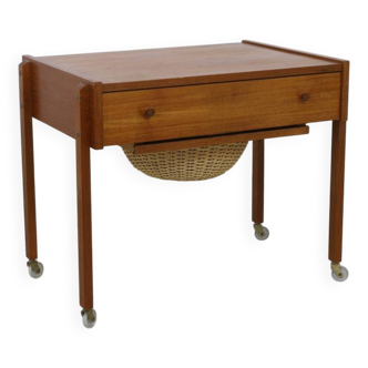 Table d'appoint avec panier en rotin, années 1960