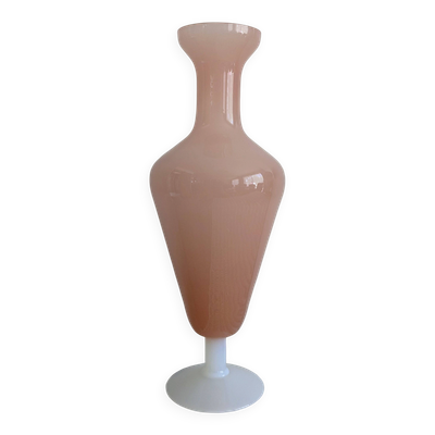 Vase vintage en opaline rose poudré et blanche, silhouette élancée