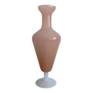 Vase vintage en opaline rose poudré et blanche, silhouette élancée