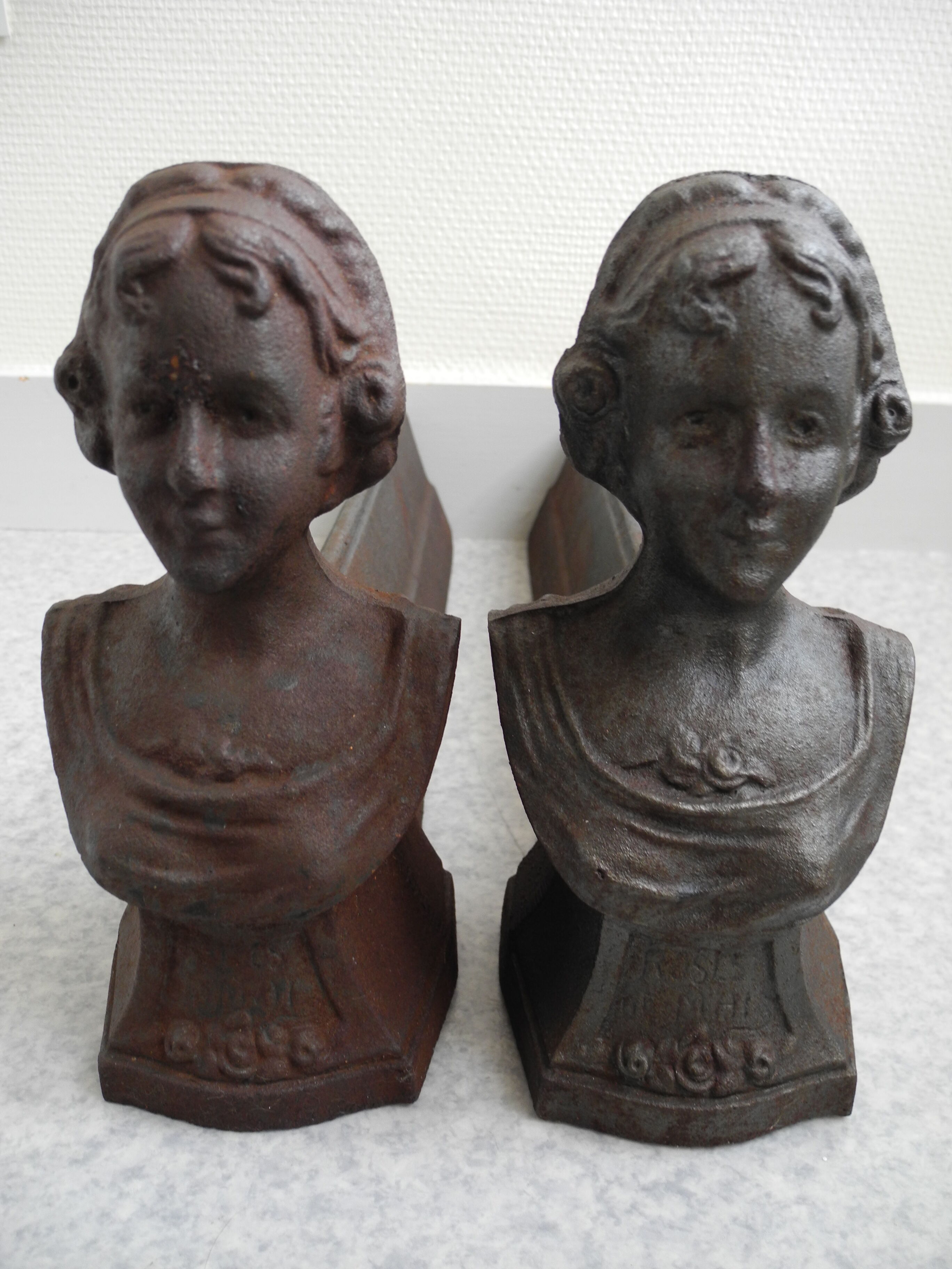 Paire chenets anciens fonte "roses de mai" cheminée antique andirons
