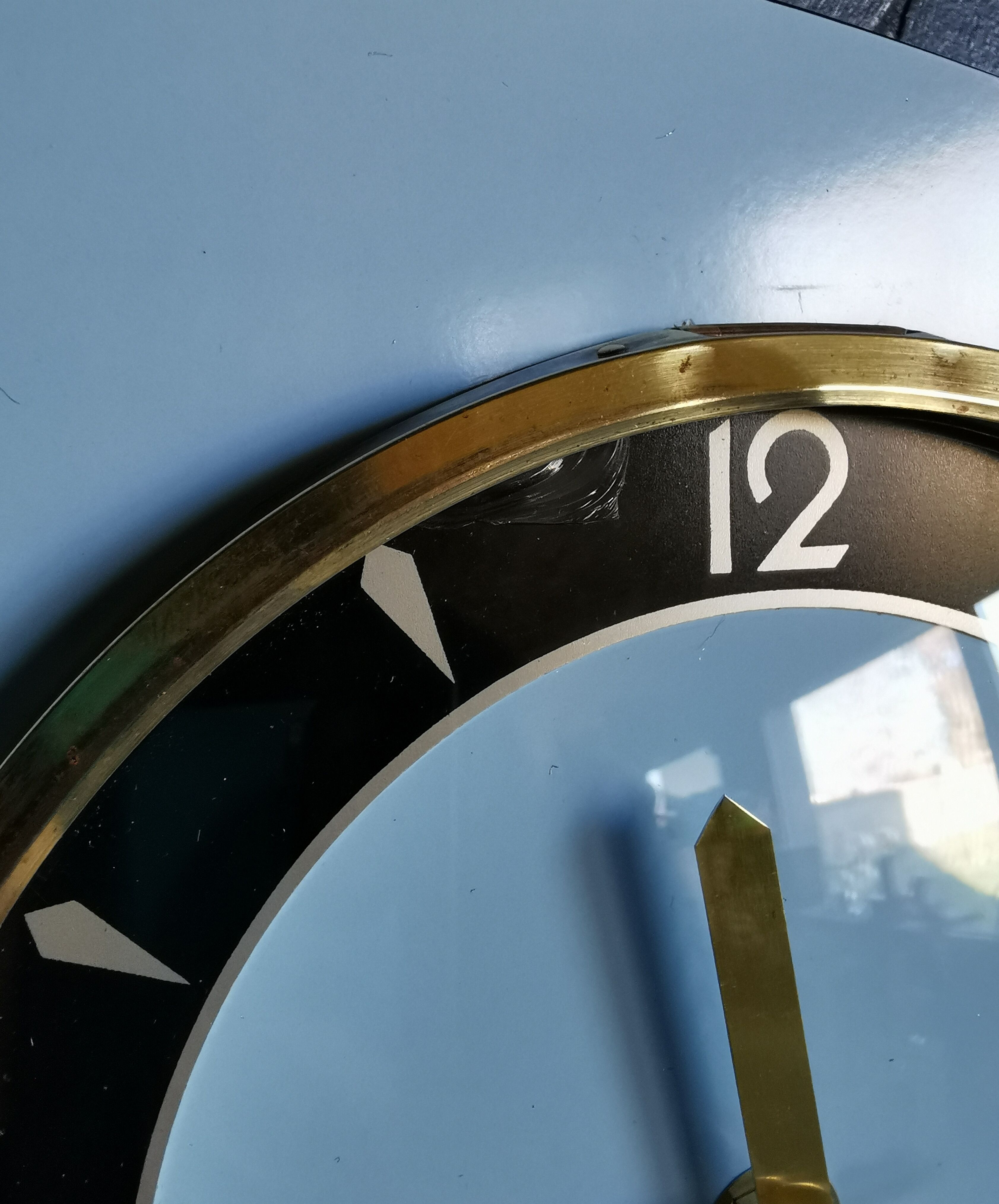 Horloge formica vintage pendule murale silencieuse asymétrique "EB Suisse bleu ciel"