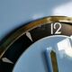 Horloge formica vintage pendule murale silencieuse asymétrique "EB Suisse bleu ciel"