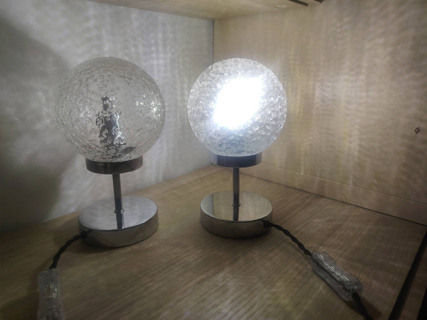 Duo of lamps in textured globe with a great play of light.