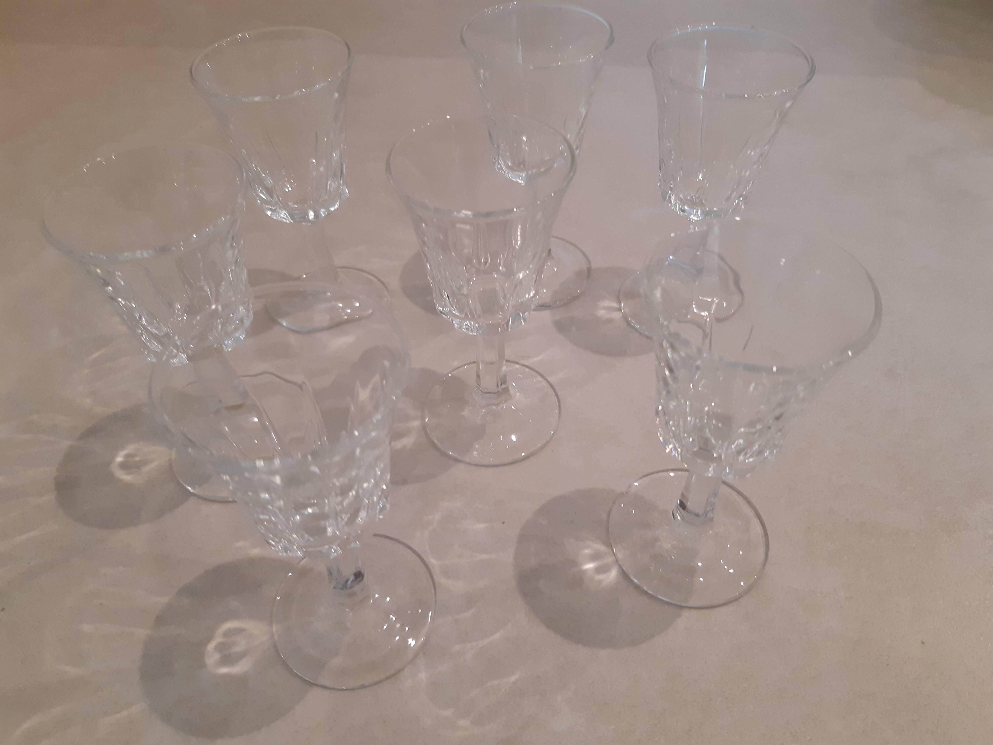 Lot de 7 petits verres à pied ciselés