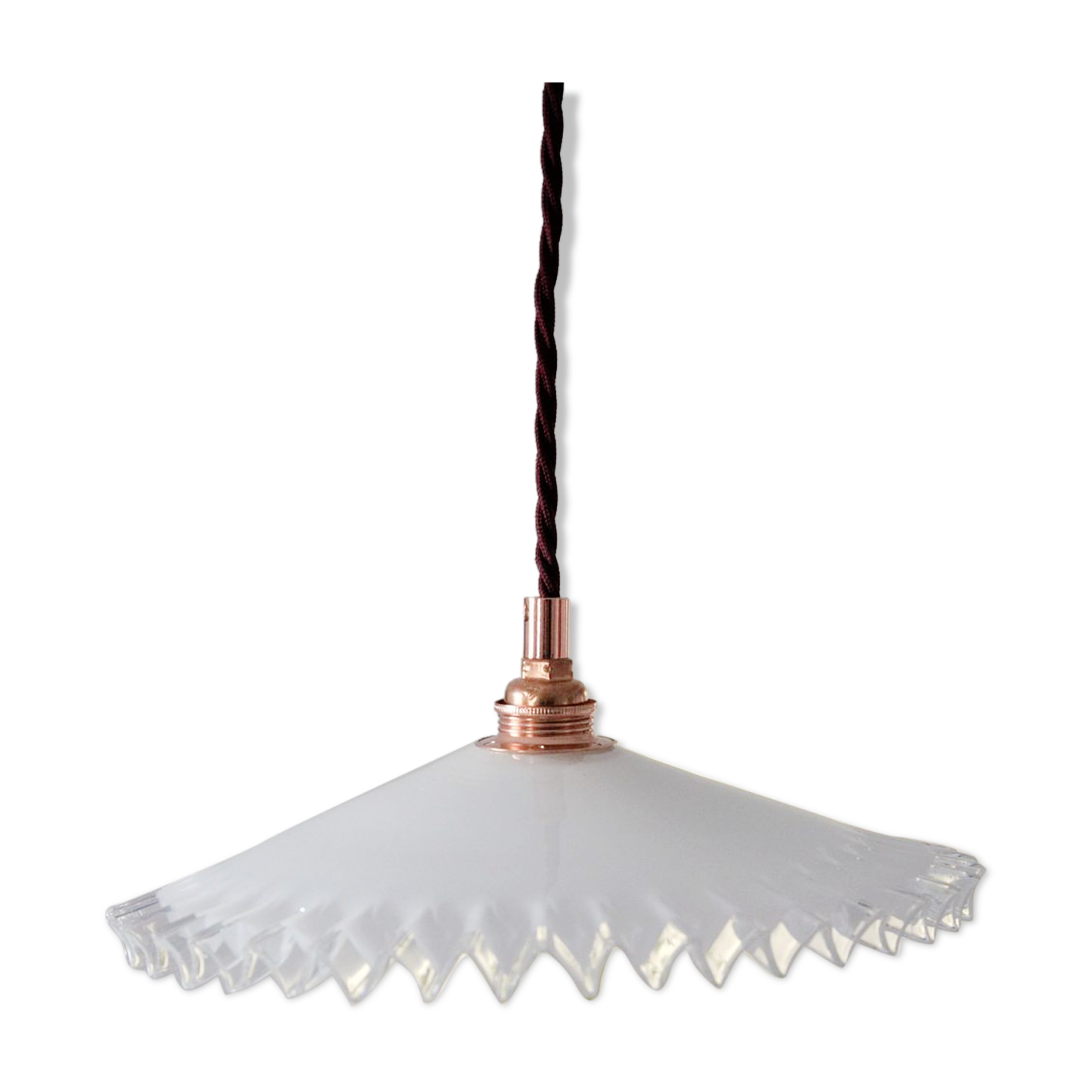 Suspension opaline festonnée blanche, douille E14 en cuivre et rosace coupole