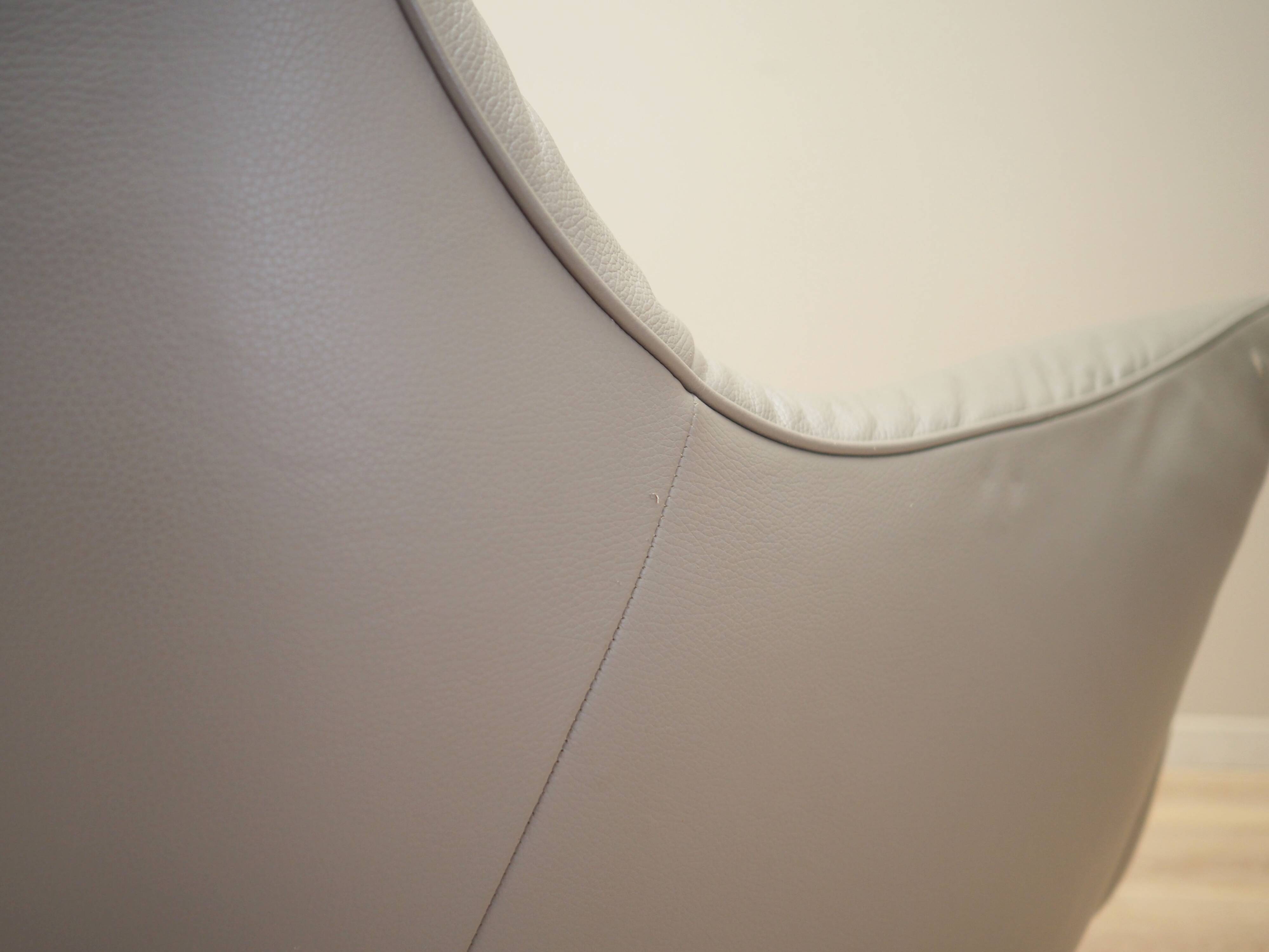 Leather swivel armchair, Italian design, 1990s, manufacture: Natuzzi