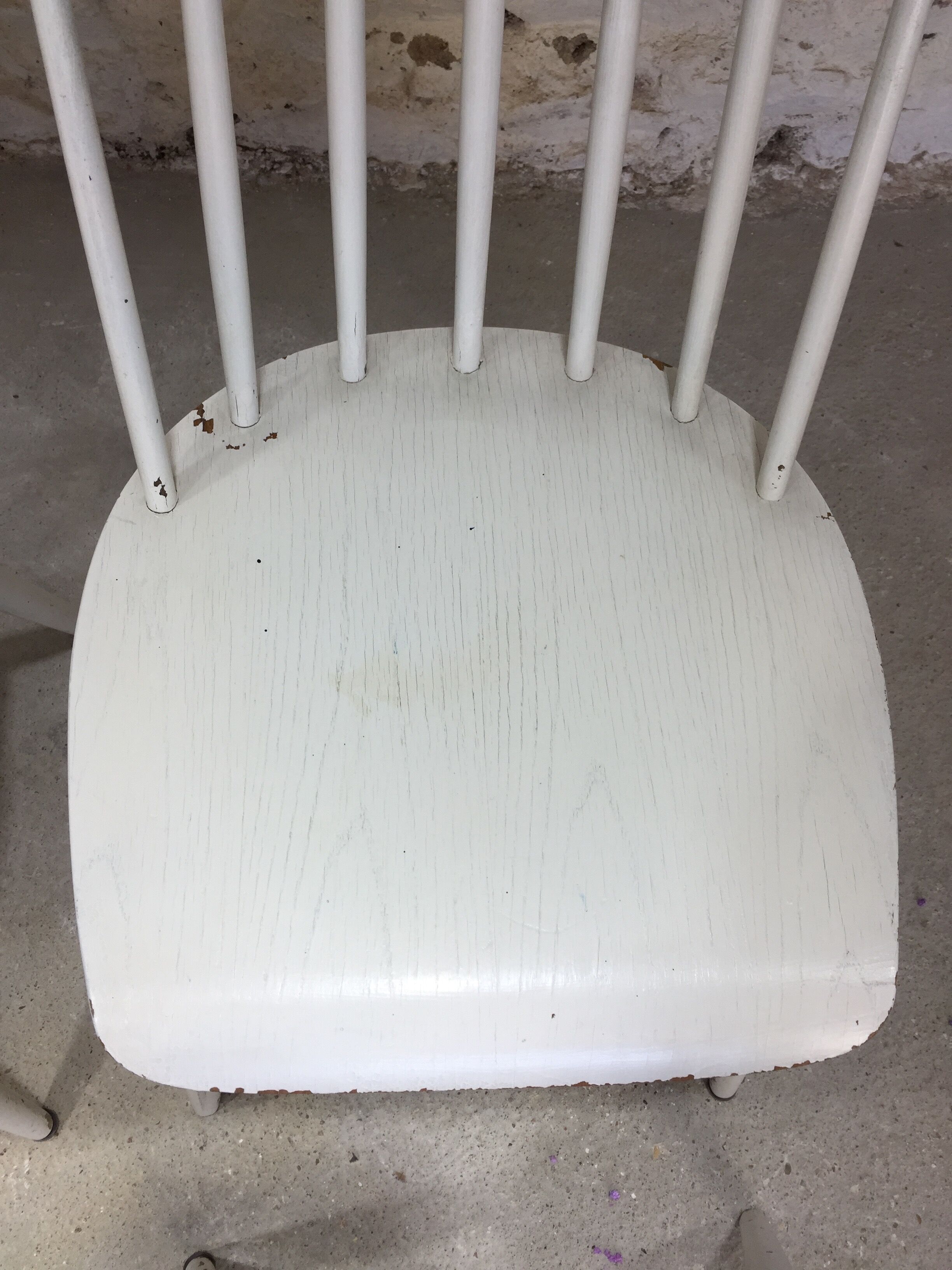 Lot of 4 white wooden chairs