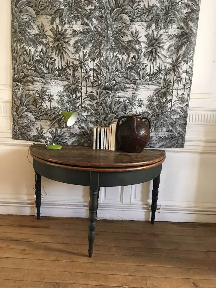 Round table solid wood old