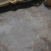 Plateau ancien en métal argenté et bords dorés – Motifs de grappes de raisin