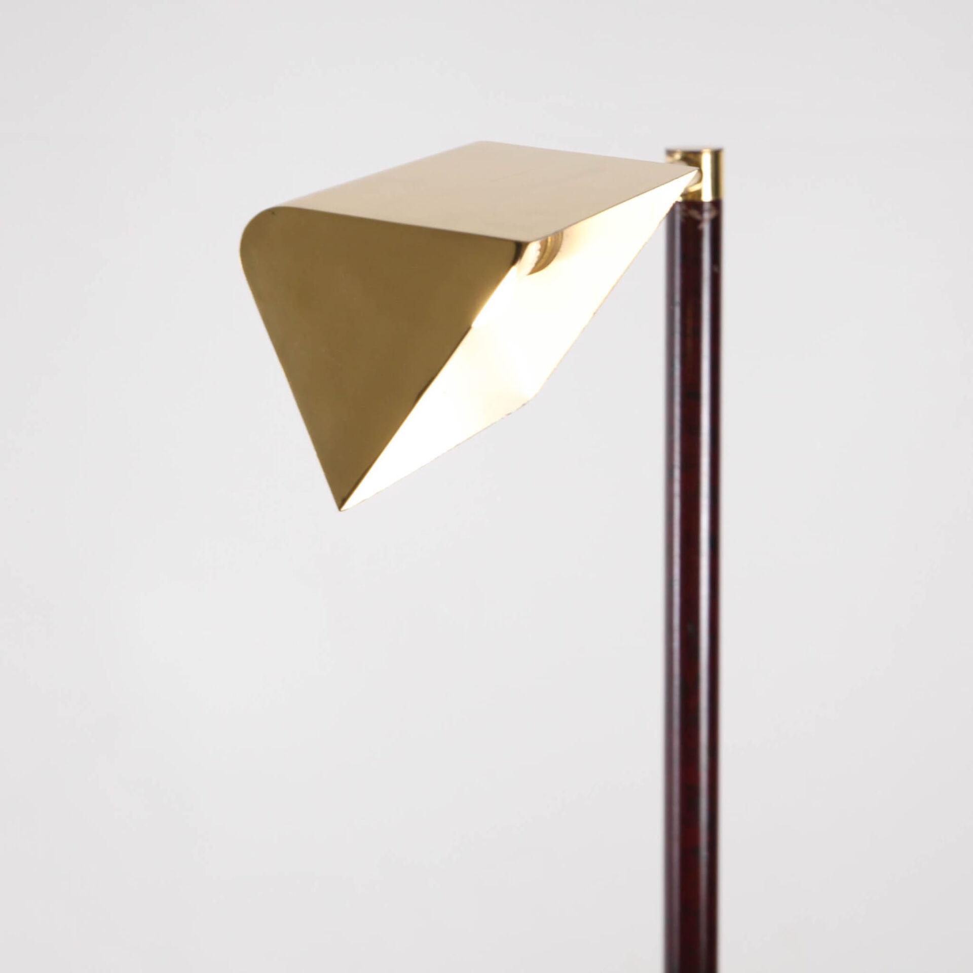 Lampadaire en laiton et bois