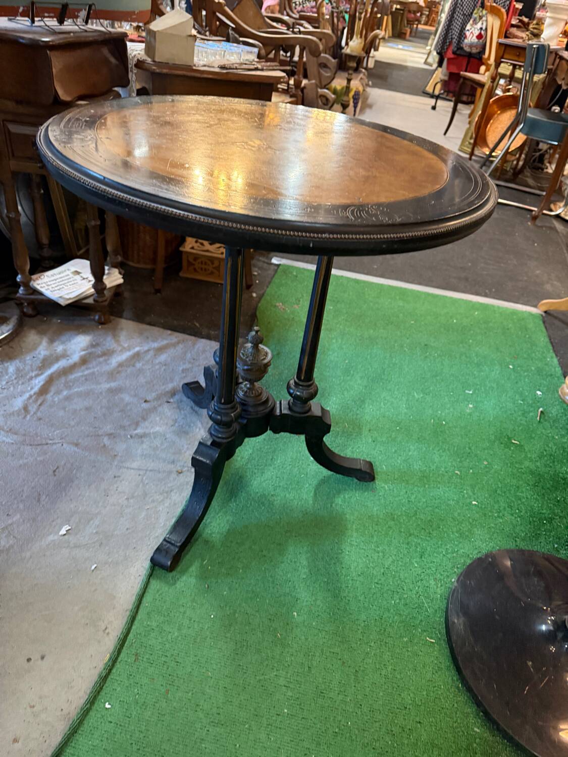 Pedestal table in blackened and fruit wood