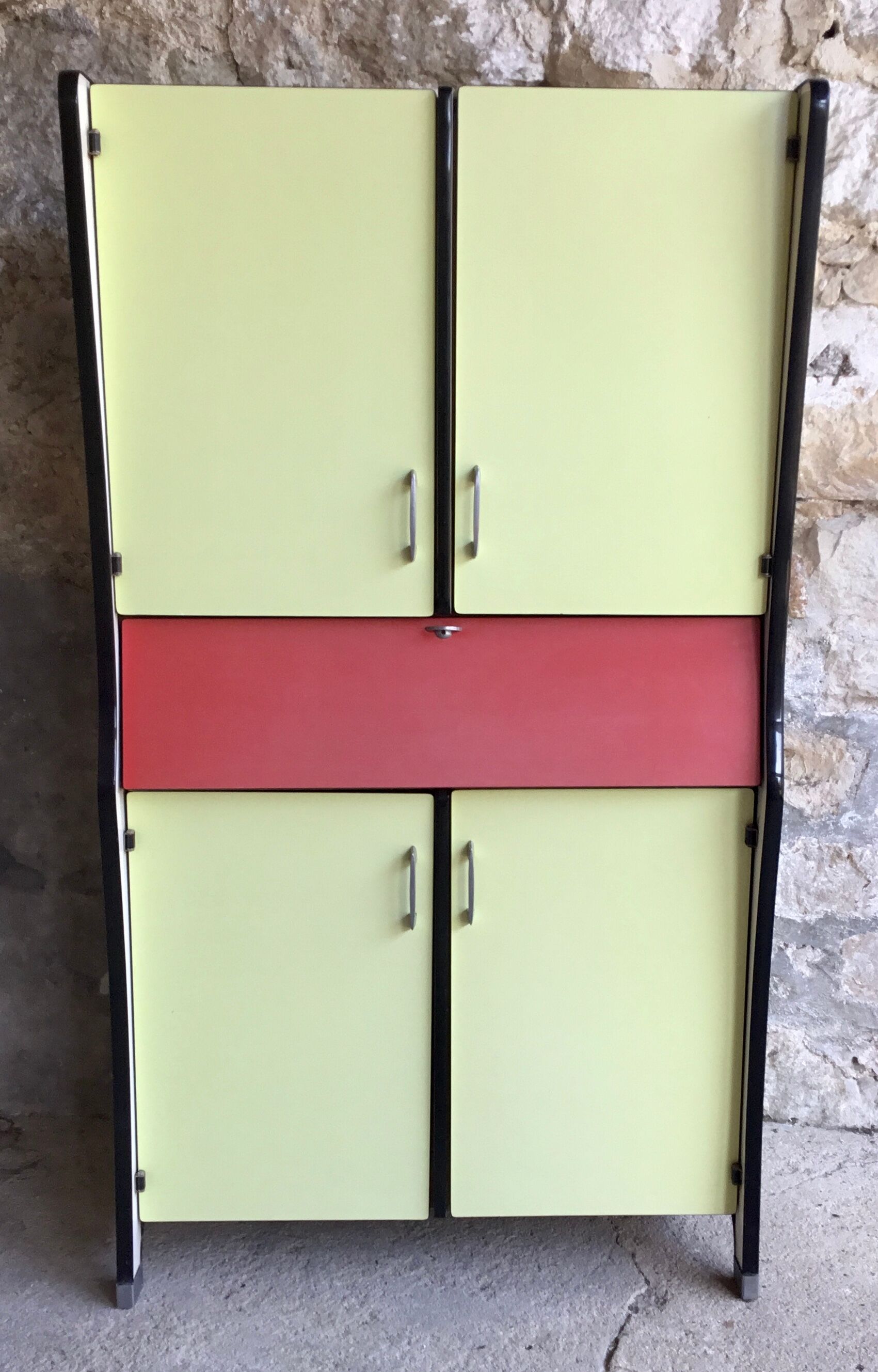 Vintage kitchen buffet in yellow and red formica - 1950