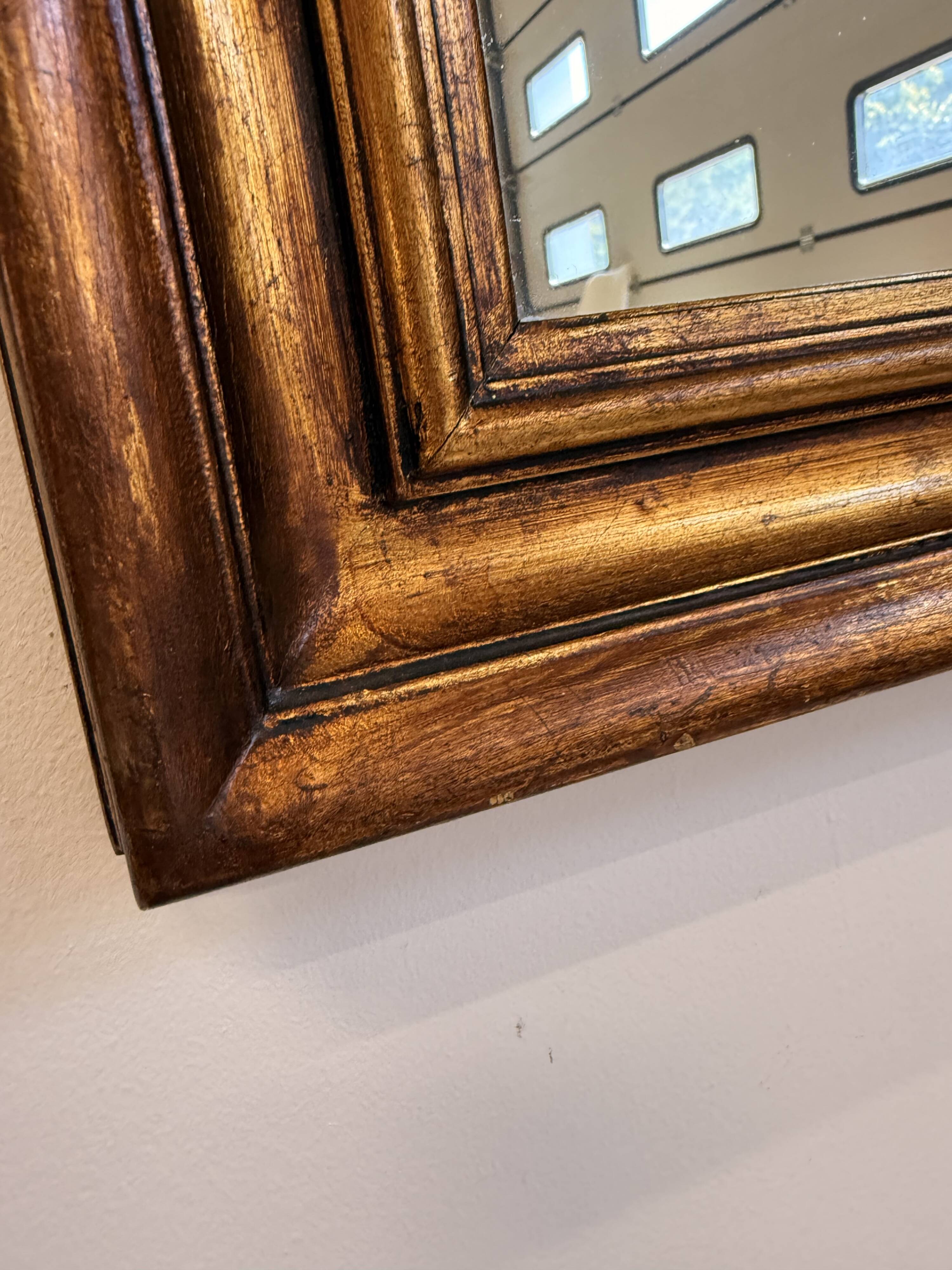 Miroir ancien en bois doré à la feuille