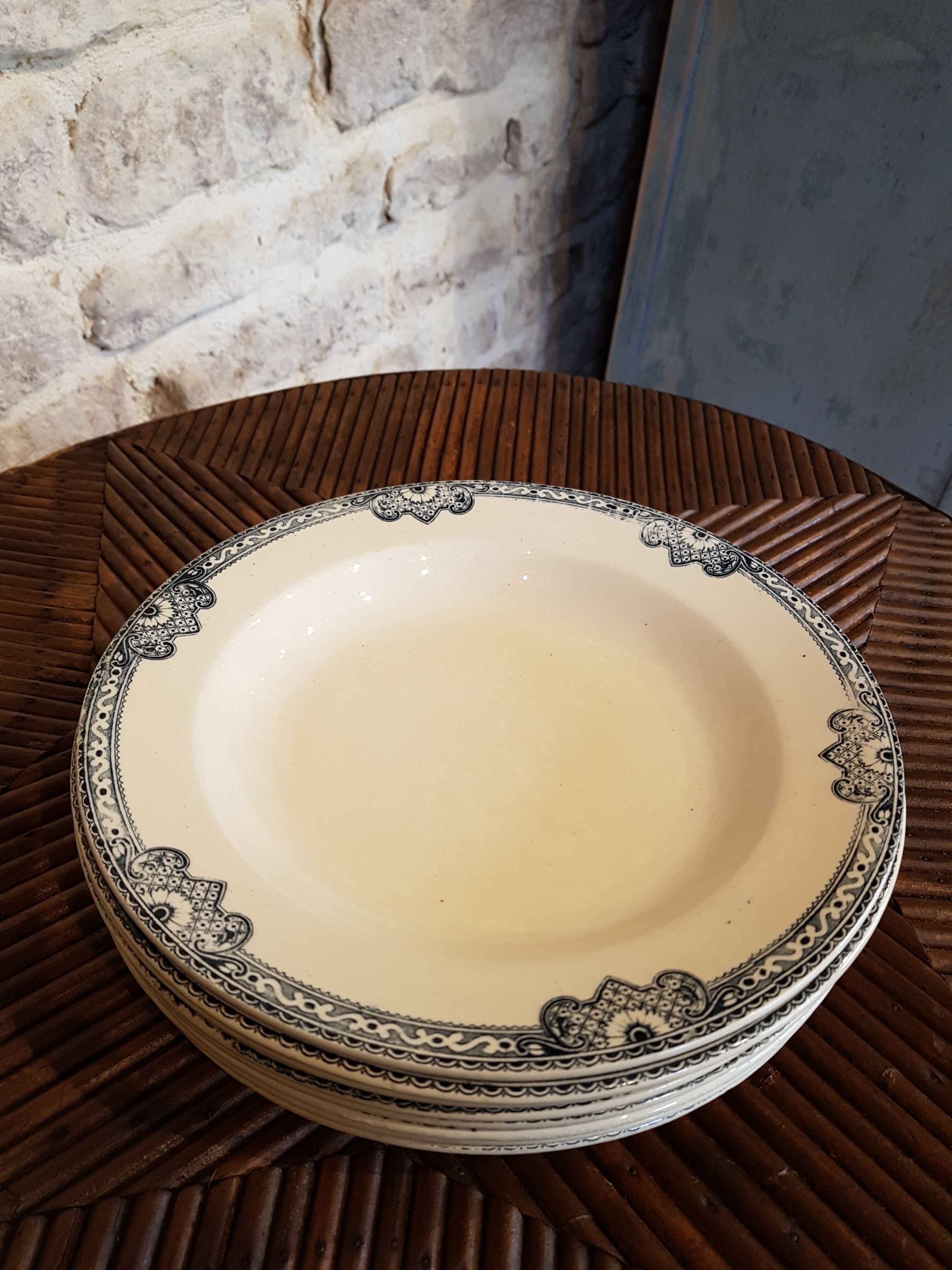 Series of 8 soup plates Earth iron model Jumièges