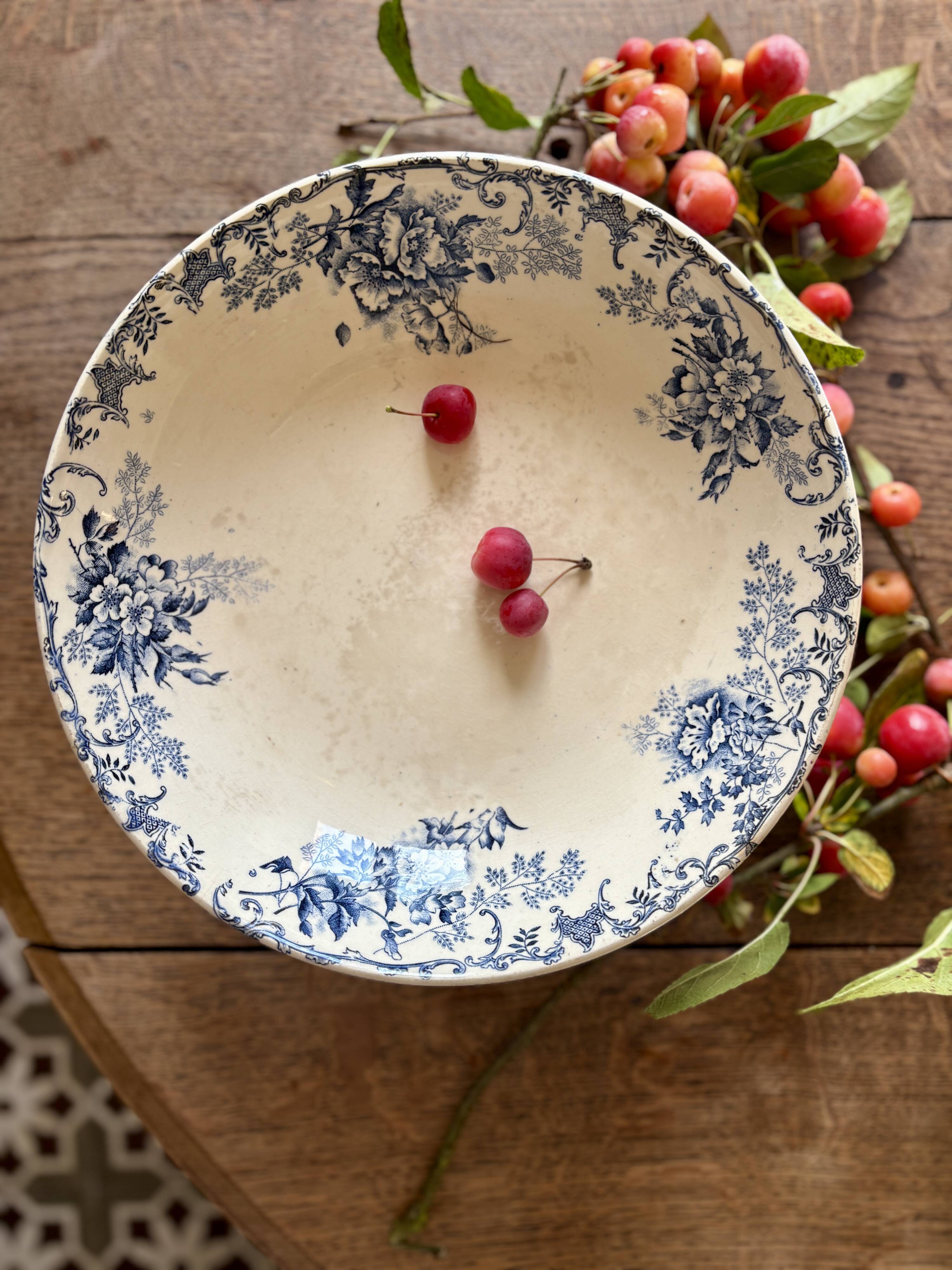 Antique ironstone fruit bowl - L'Oréal model by Boulanger