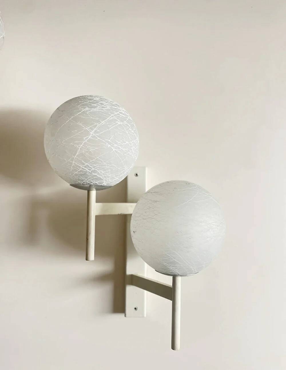 Mid-Century Modern double globe wall light in cracked opaline glass, Switzerland 1960s
