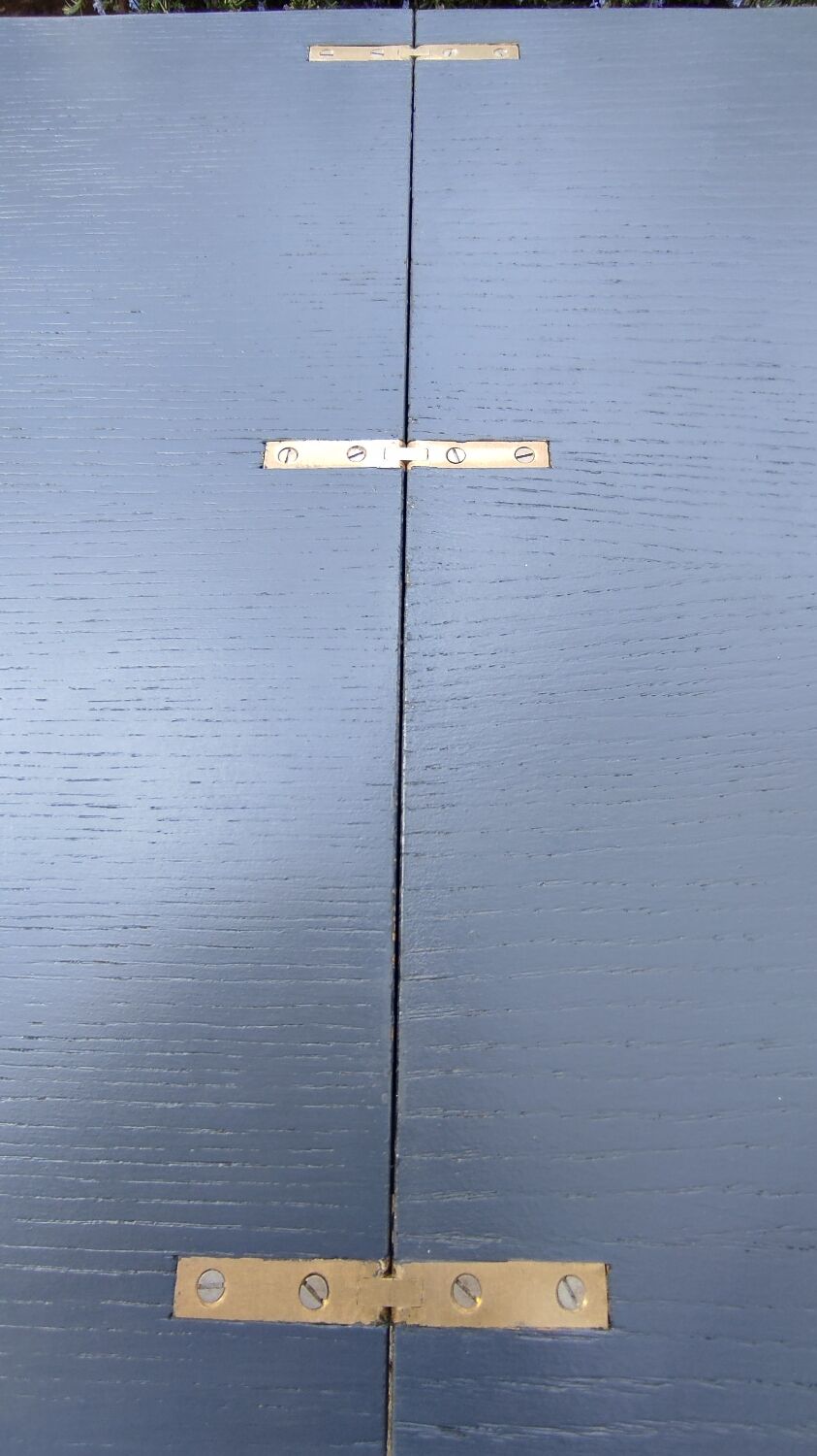 Expandable wooden table