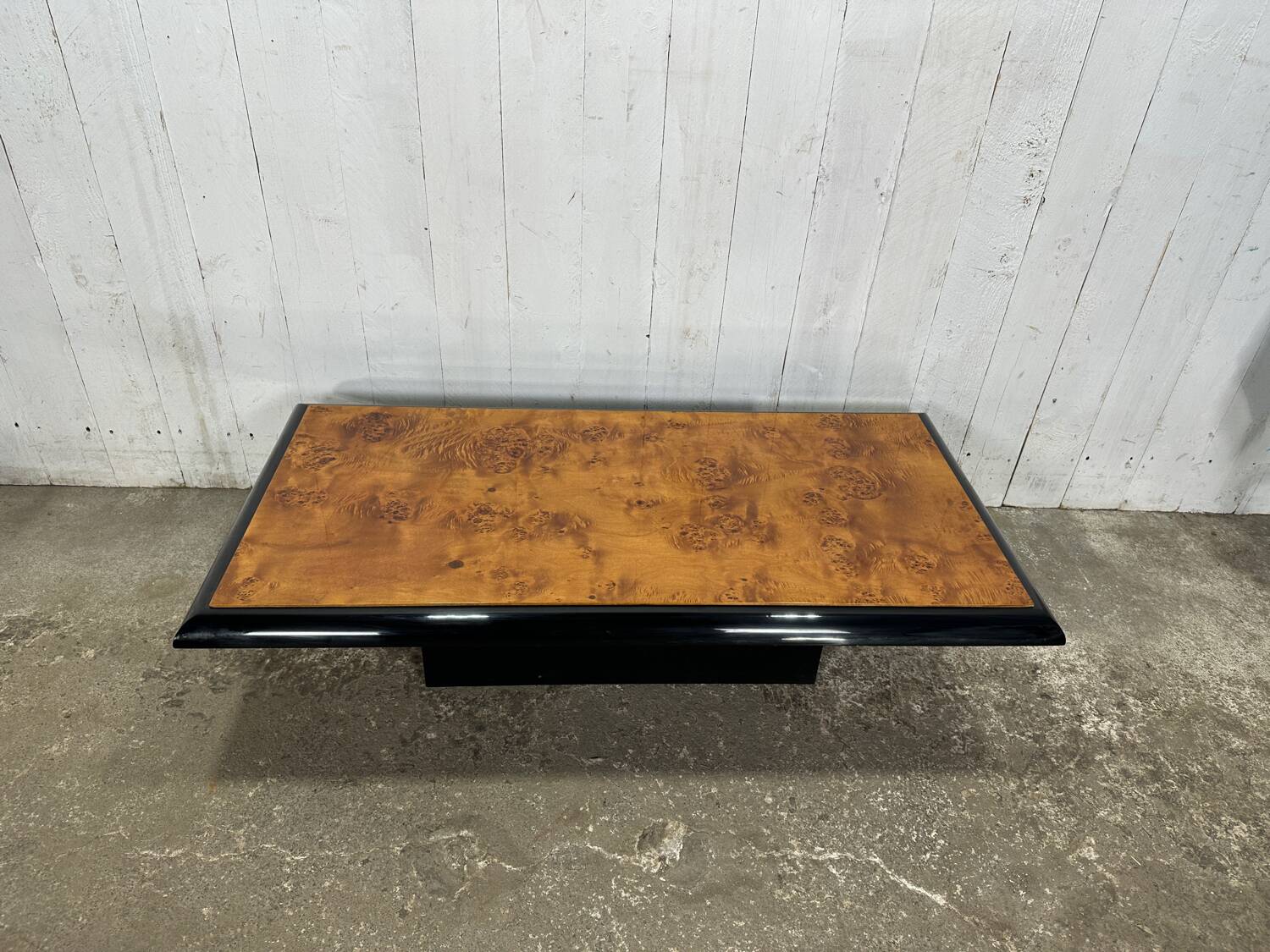Table basse laqué noir et loupe d’orme dans le style Willy Rizzo