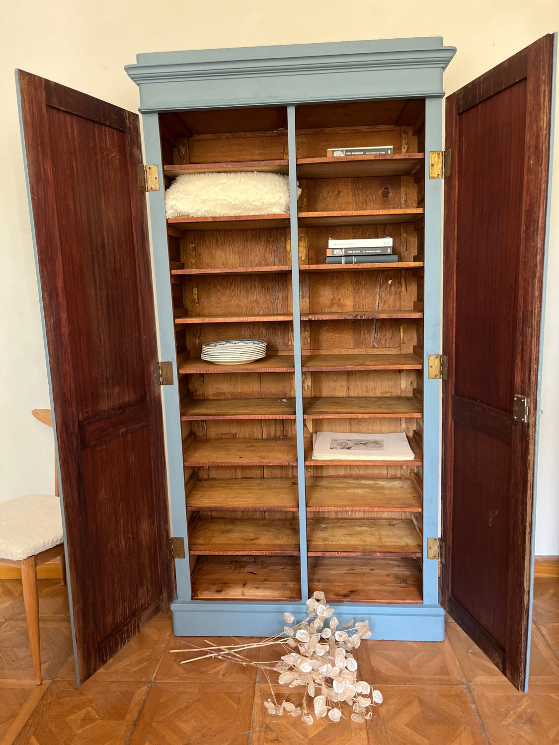 Parisian cabinet galvanizing blue