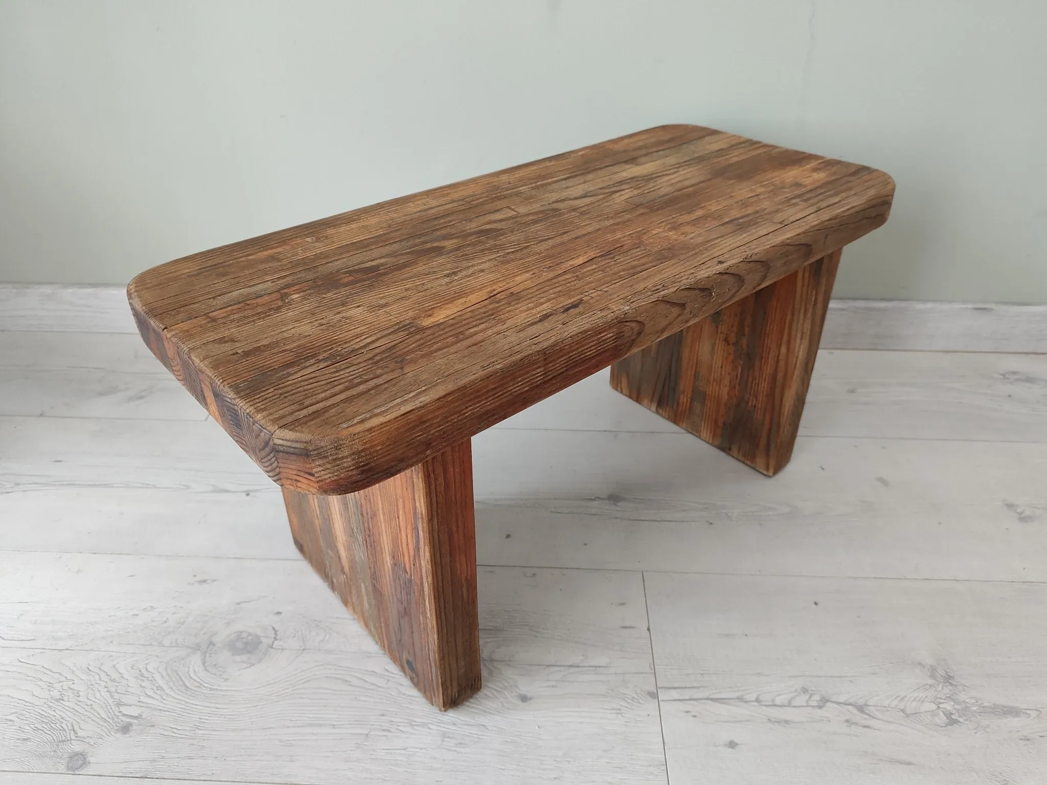 Petit banc rustique en bois