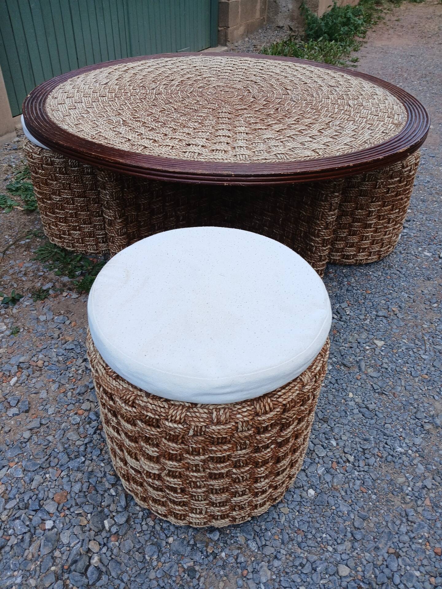 Vintage coffee table + 4 poufs