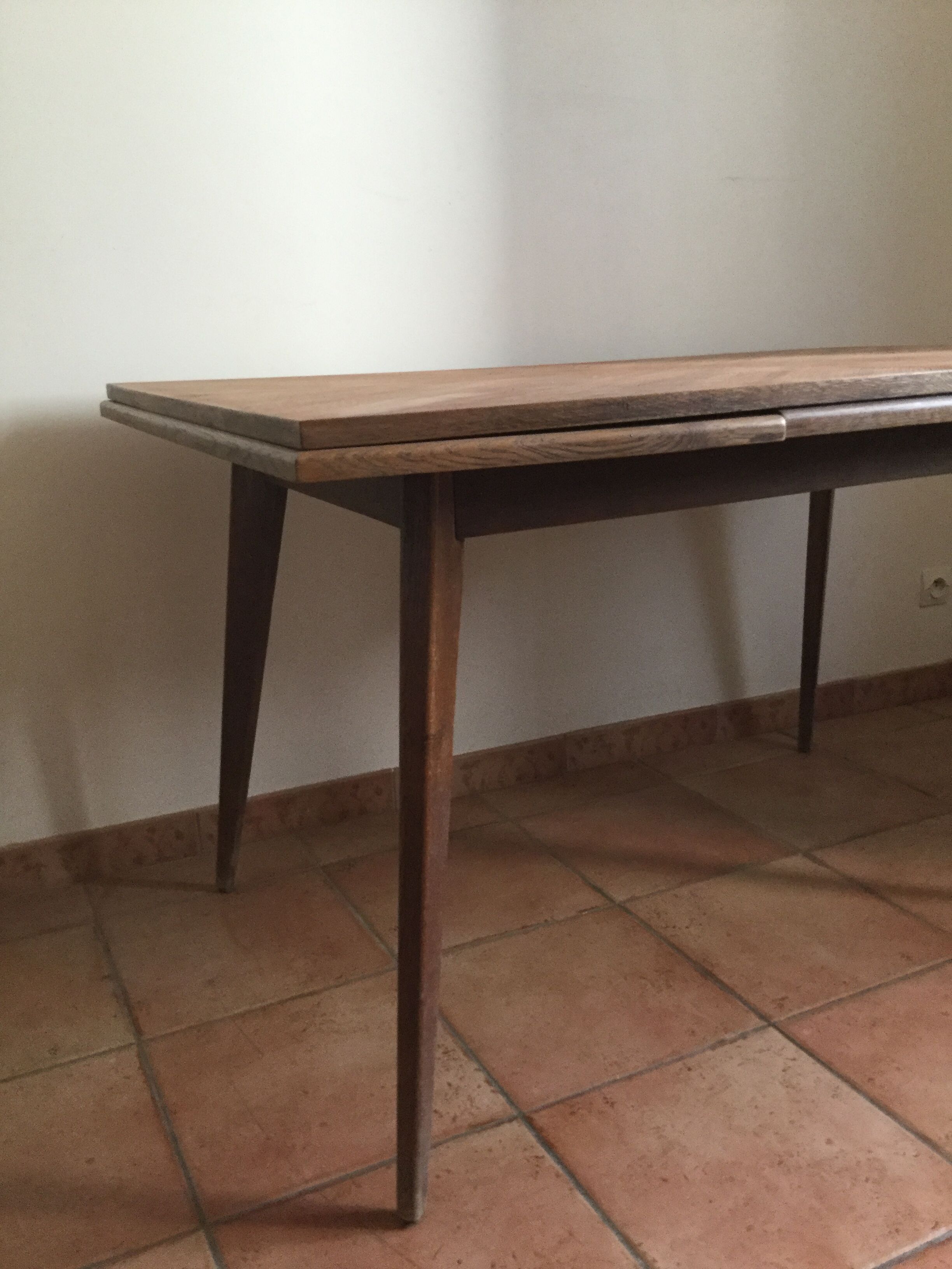 Extendable table with compass feet