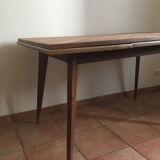 Extendable table with compass feet