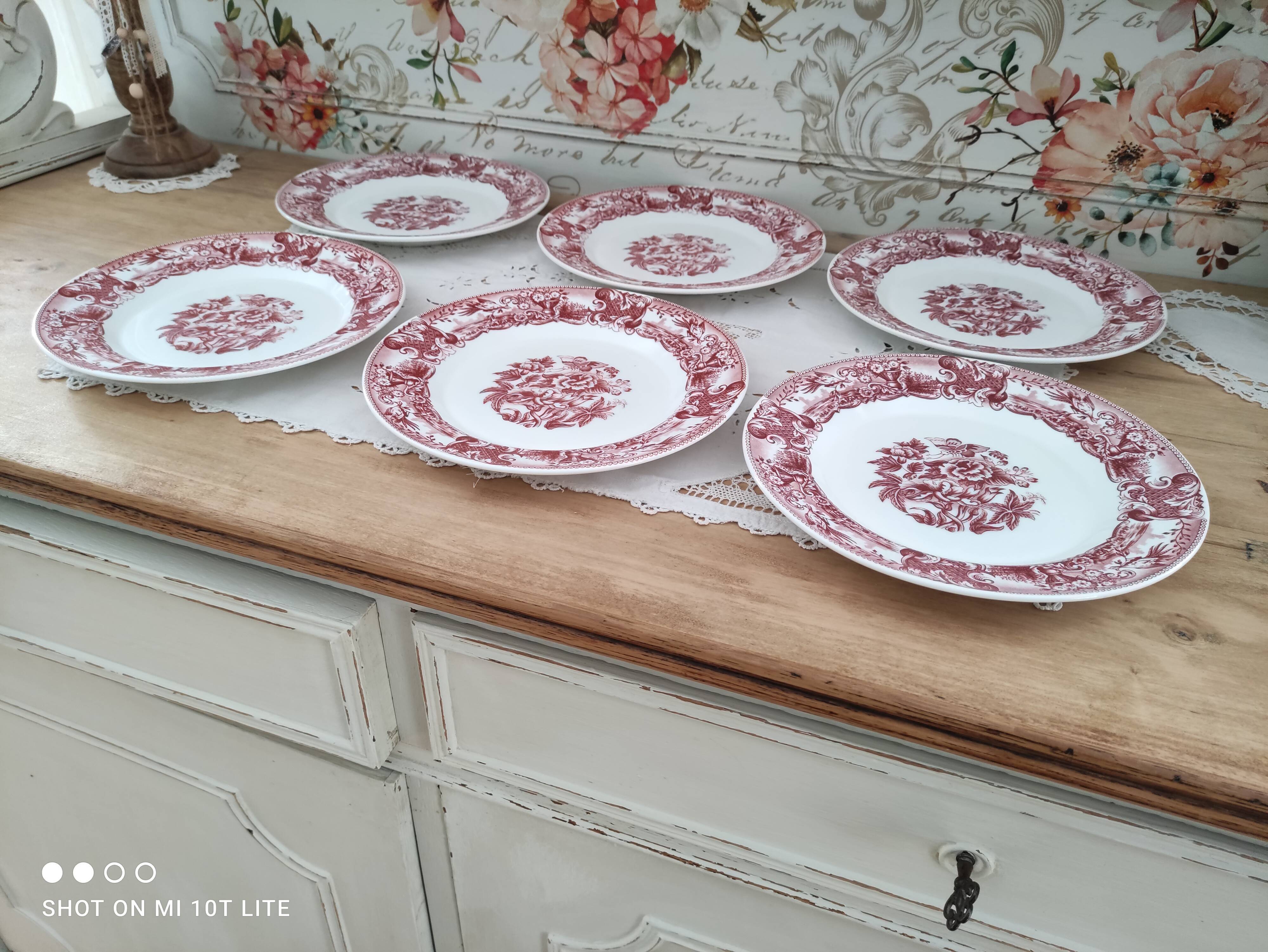 Lot de 6 assiettes plates vintage "RIvanel Made in France" en opaline décor régence rouge bordeaux
