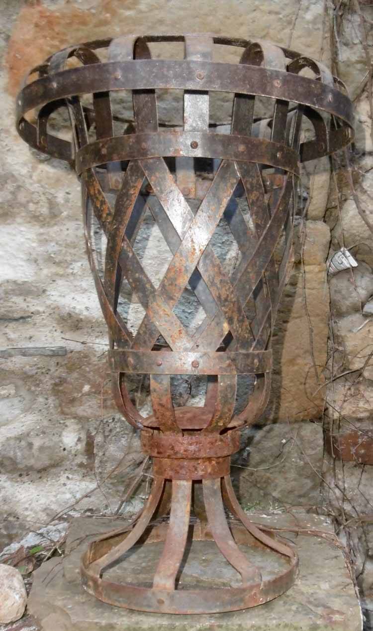 Vase-Jardinière with Medici profile in riveted steel blades