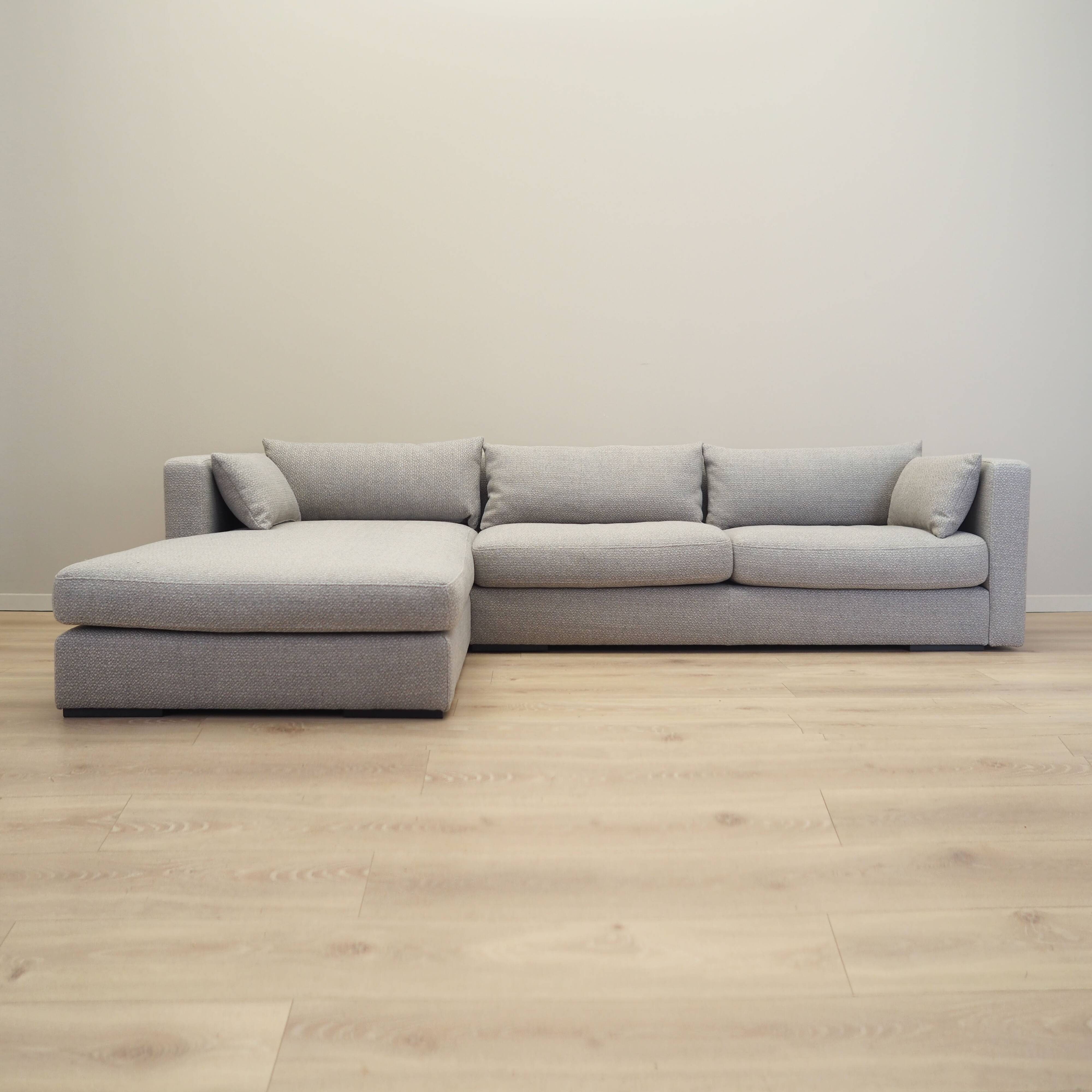 Canapé d'angle gris, design scandinave, années 2000