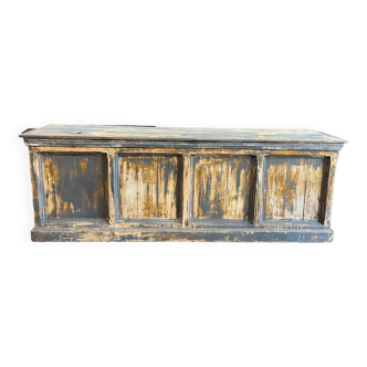 Ancien comptoir de commerce patiné