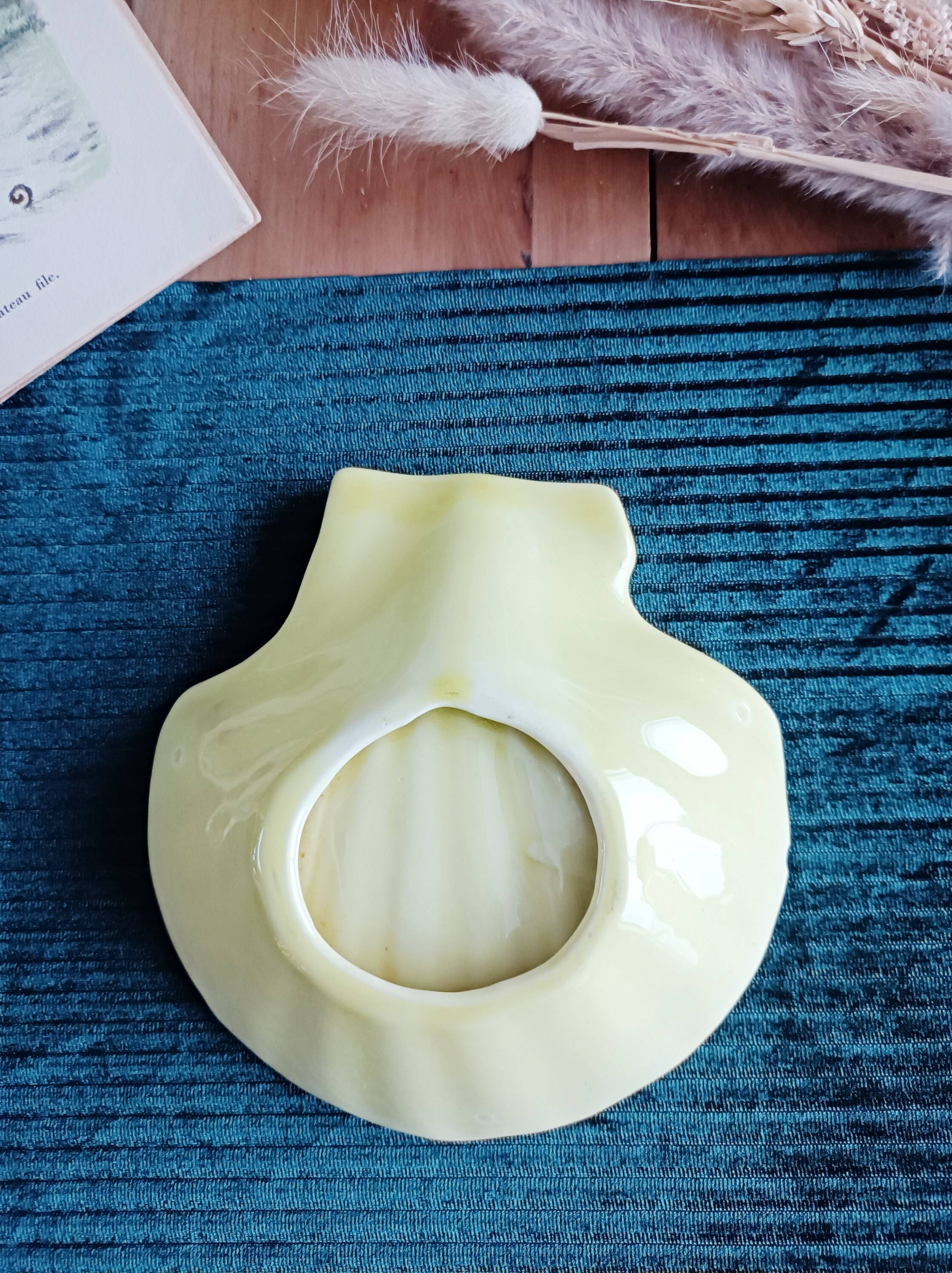 St-Clement shell-shaped butter dish and knife