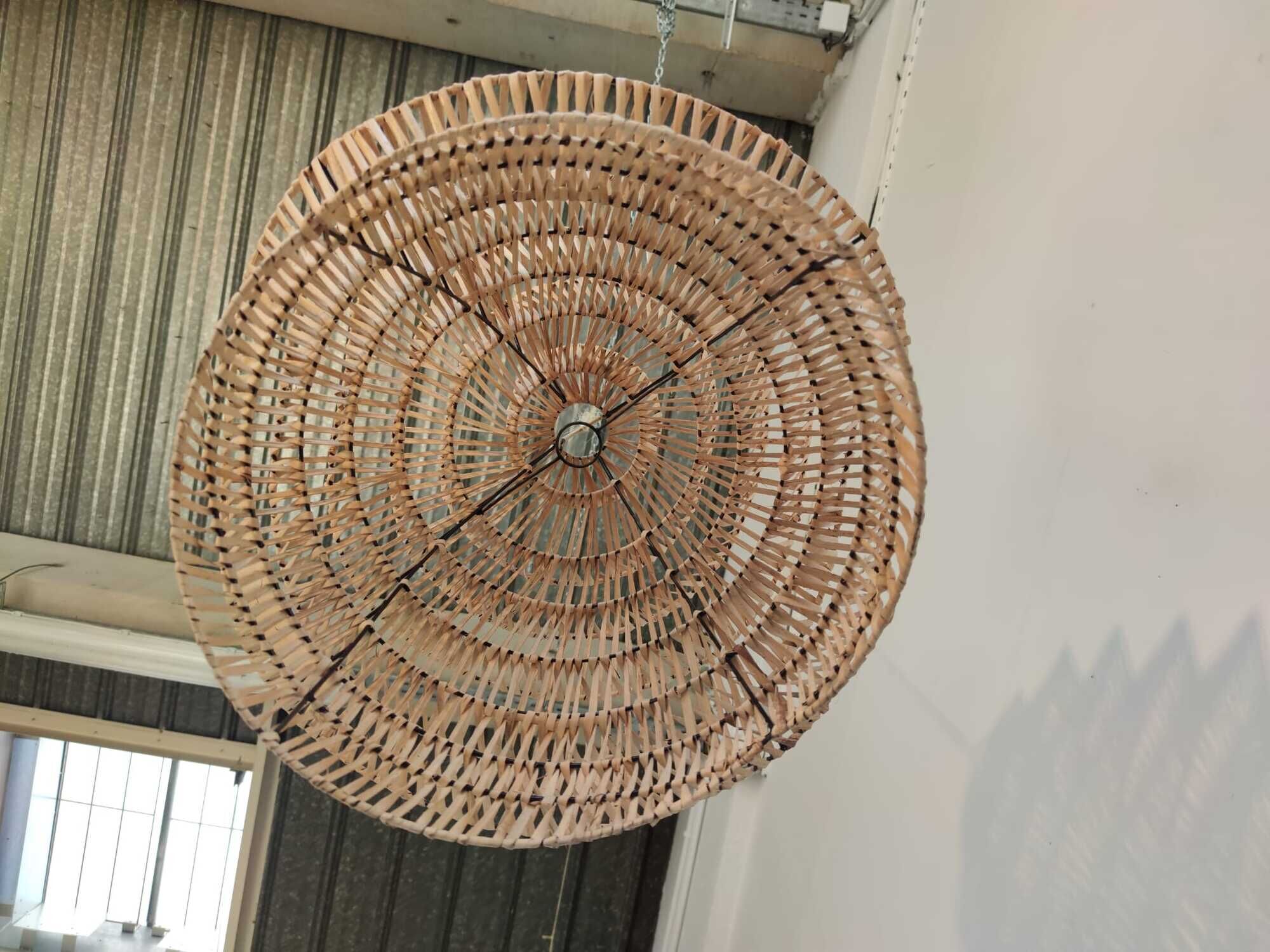 Braided rattan suspension in the shape of a natural accordion