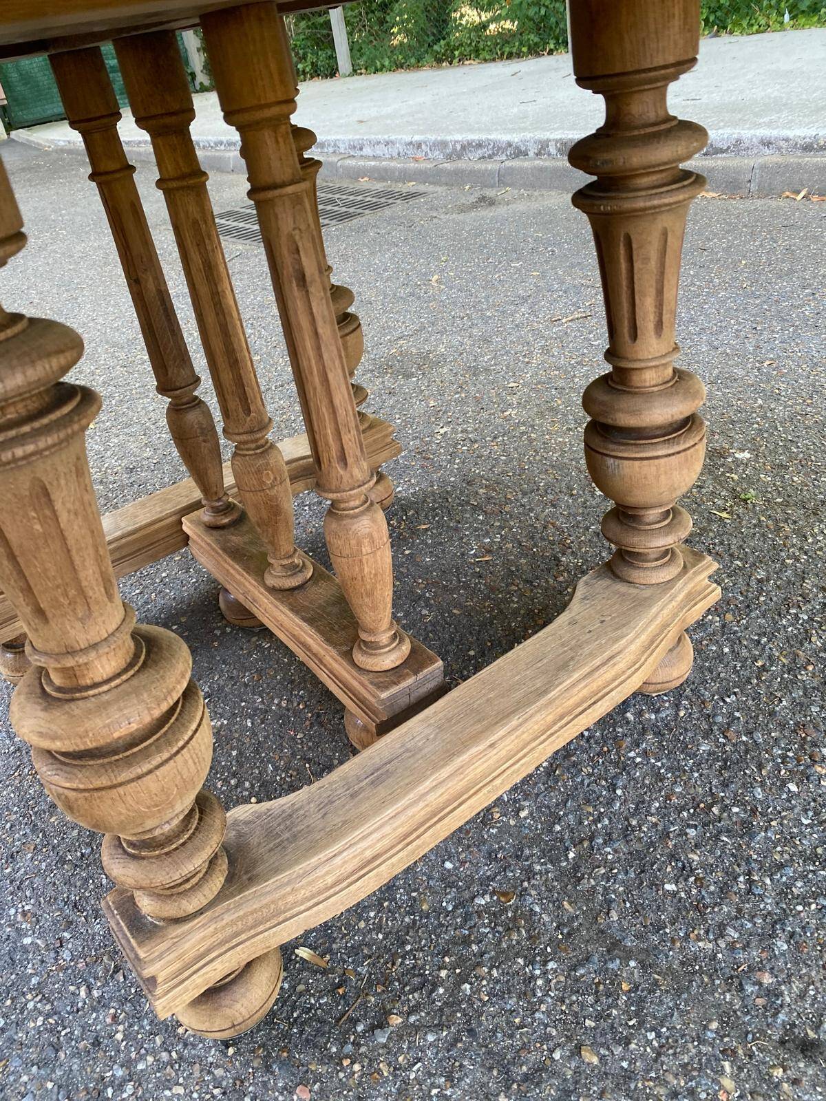 Henri II dining table stripped in solid oak from the 19th century.
