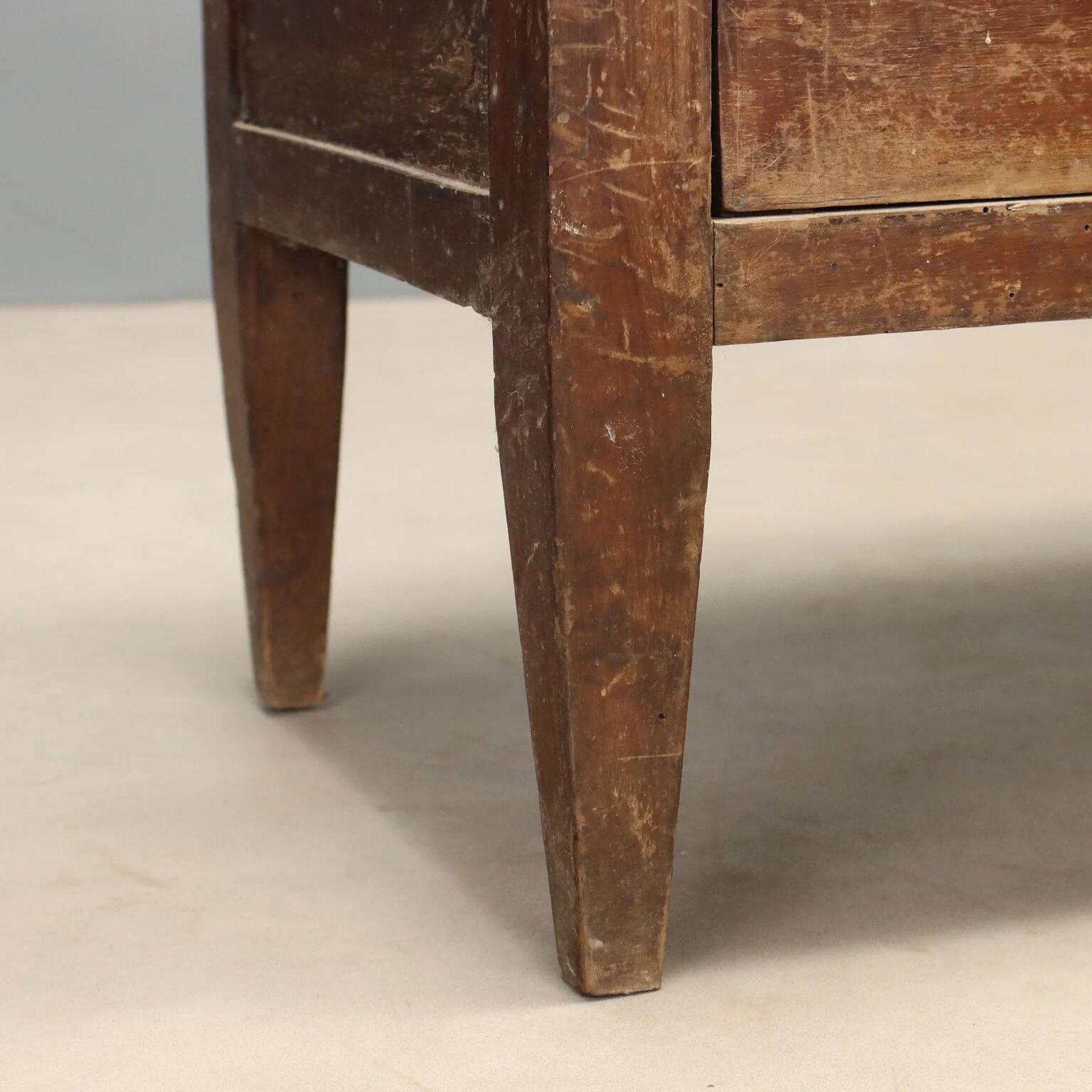Directoire bedside table in walnut - Italy late 18th century