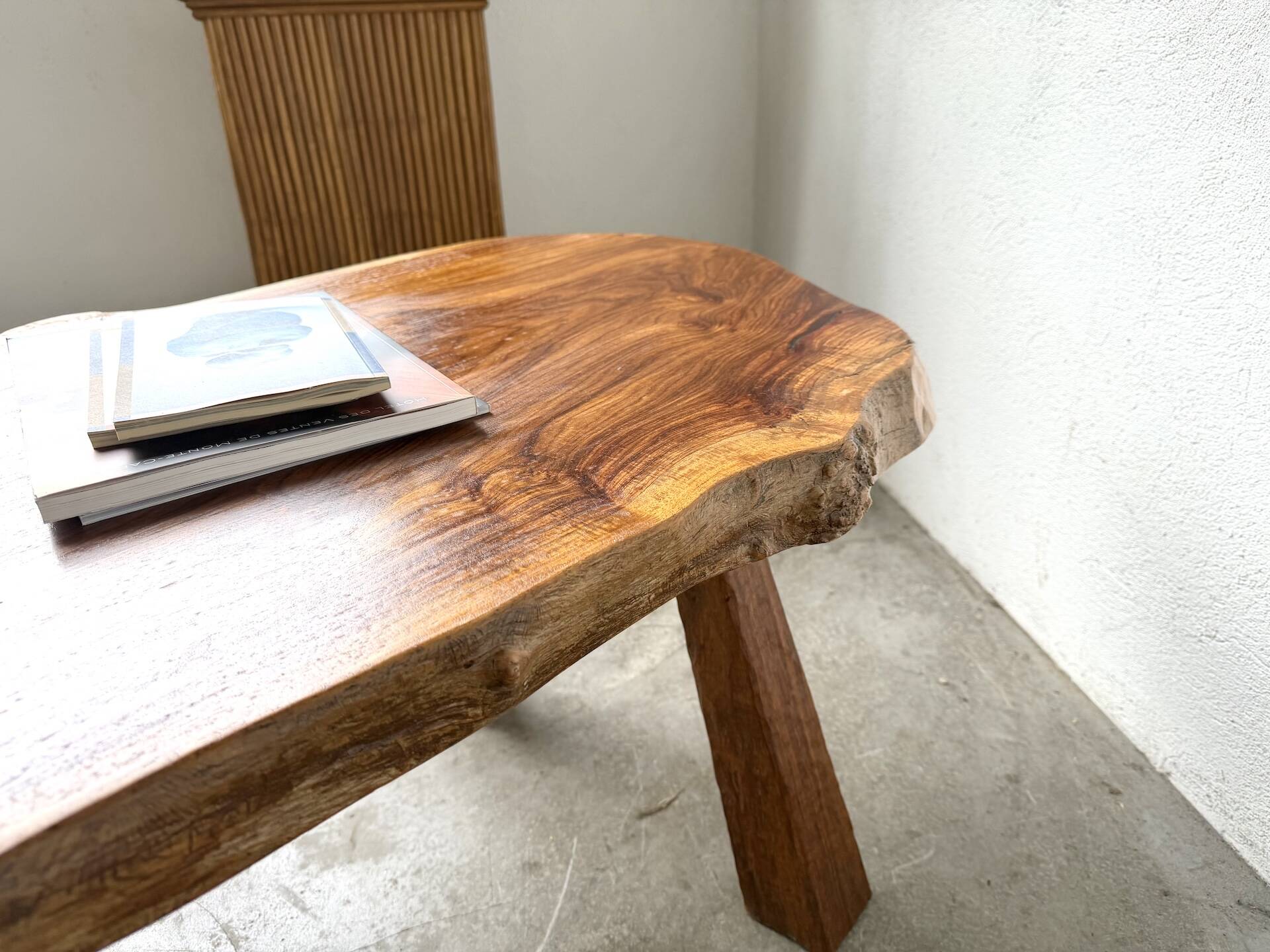 Table basse brutaliste en noyer massif, plateau slab live edge, France
