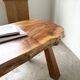 Table basse brutaliste en noyer massif, plateau slab live edge, France