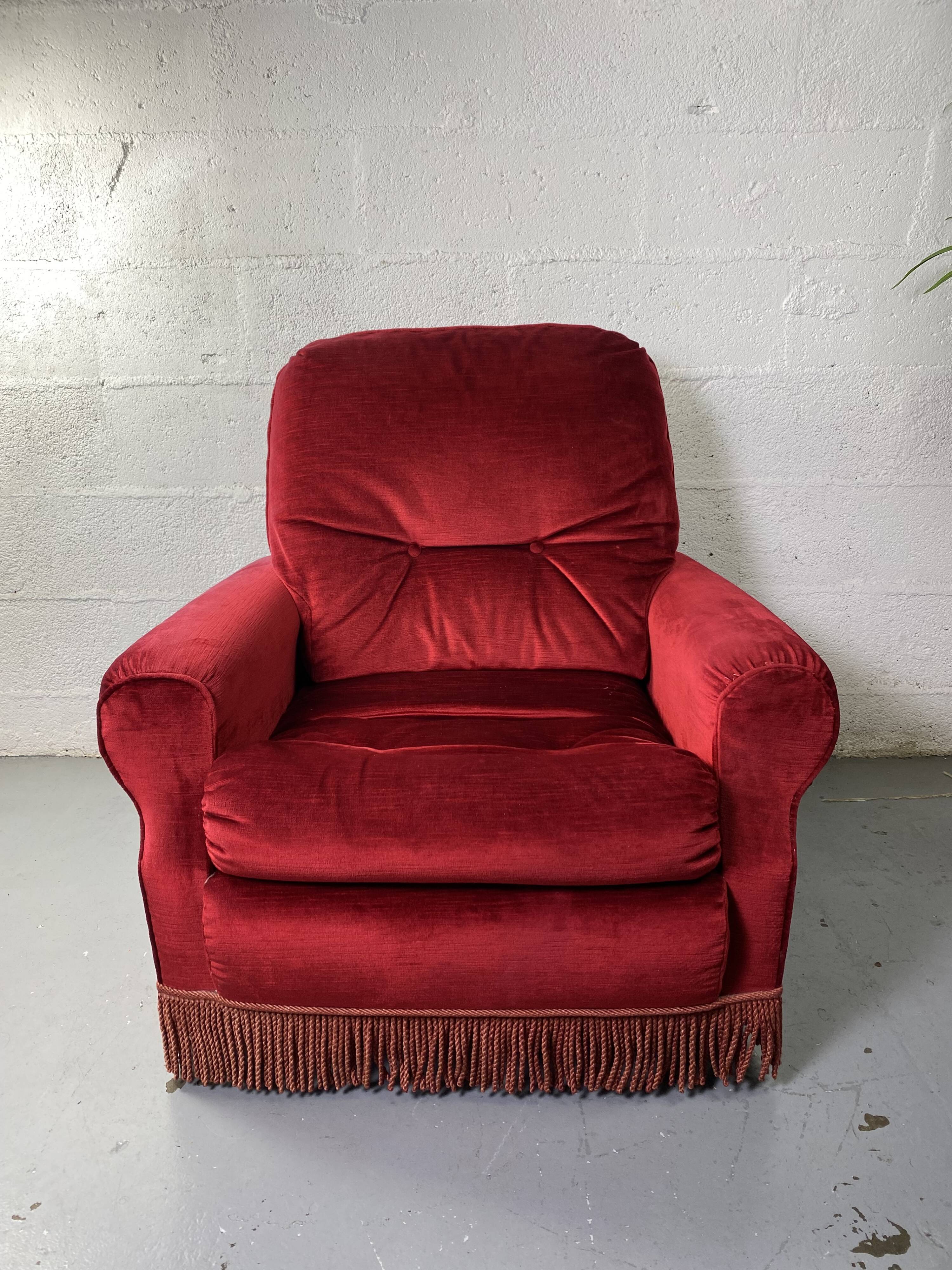 Fauteuil crapaud en velours rouge à franges