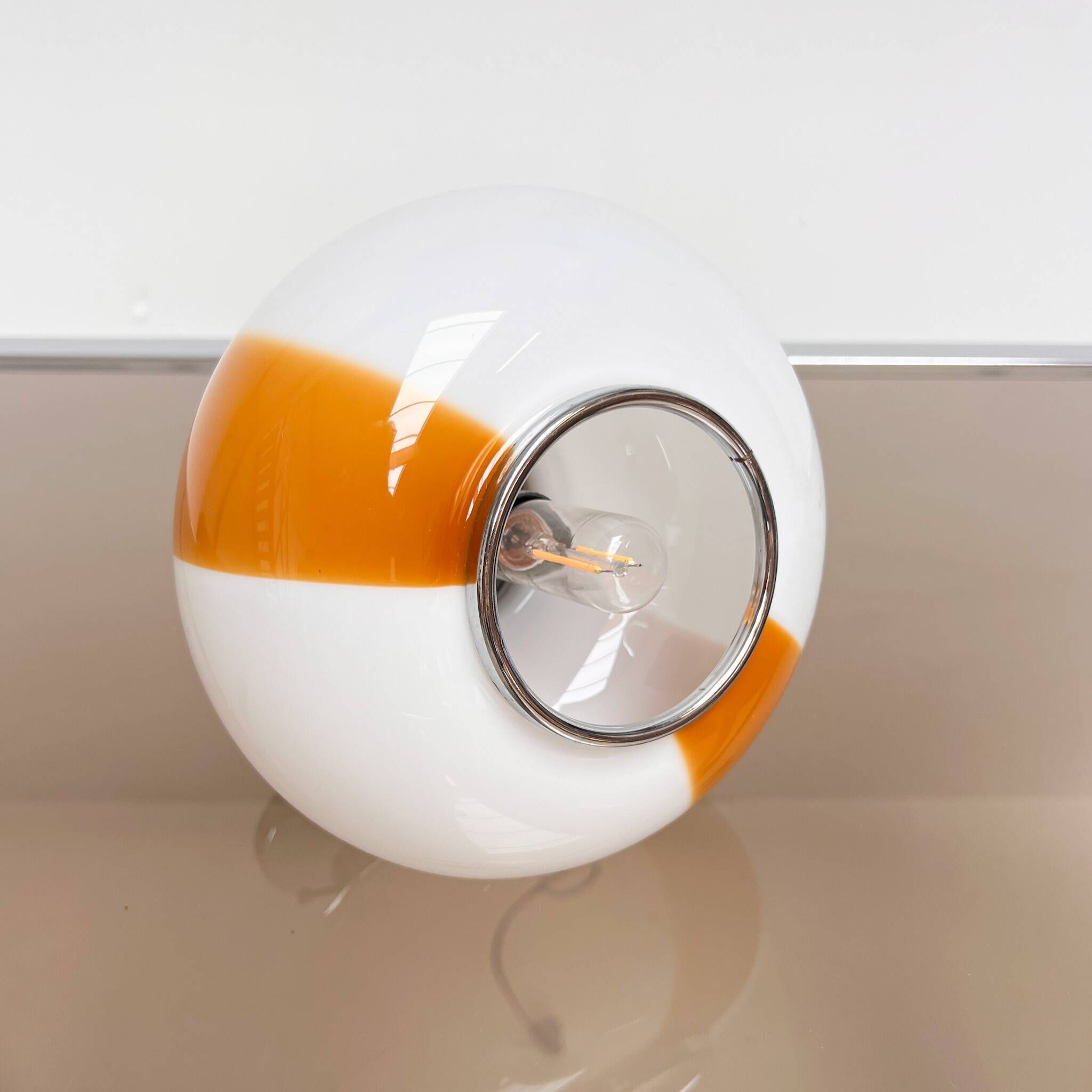 Lampe de table en verre opale italienne, années 1960