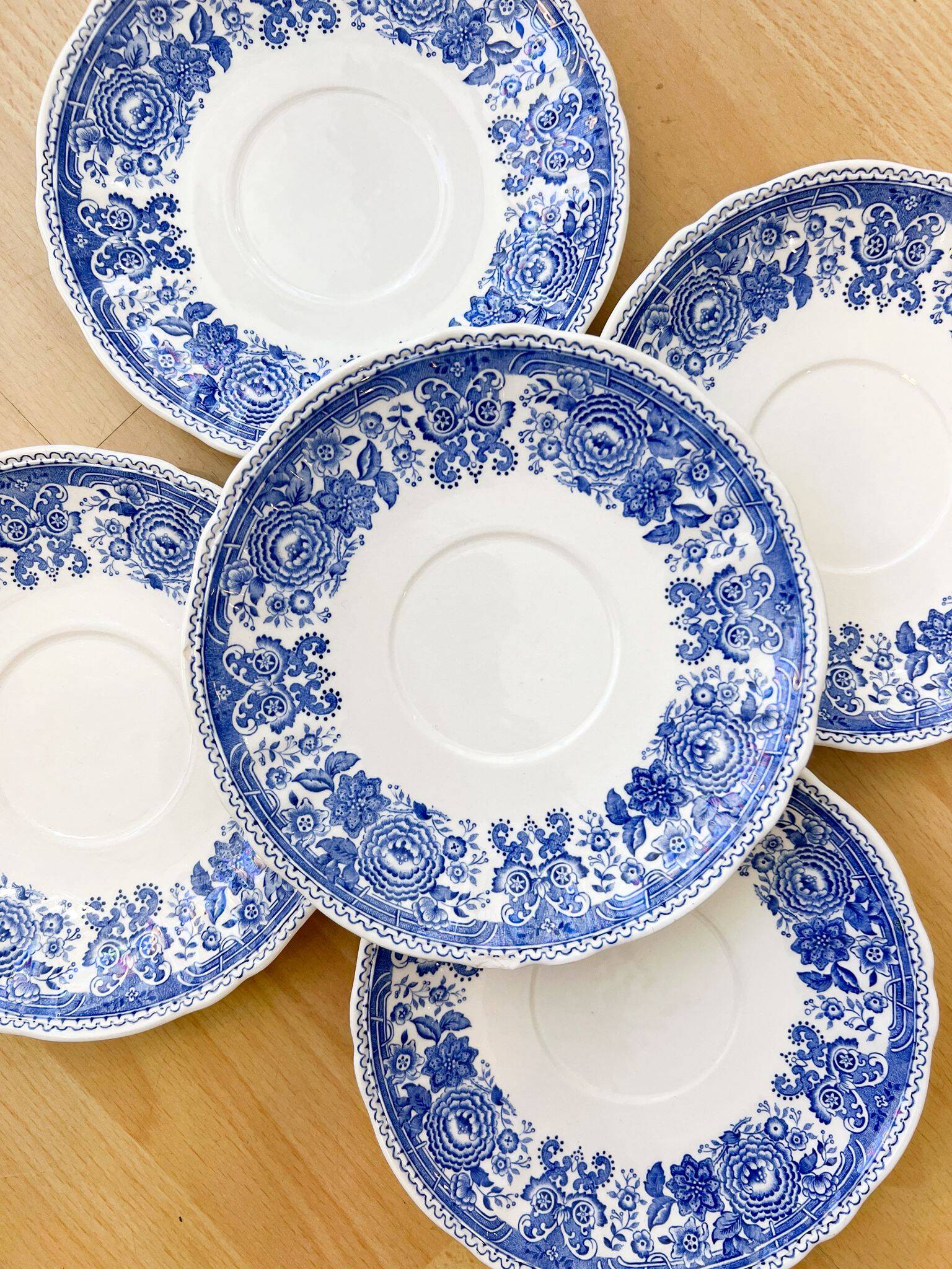 5 vintage Villeroy & Boch saucers