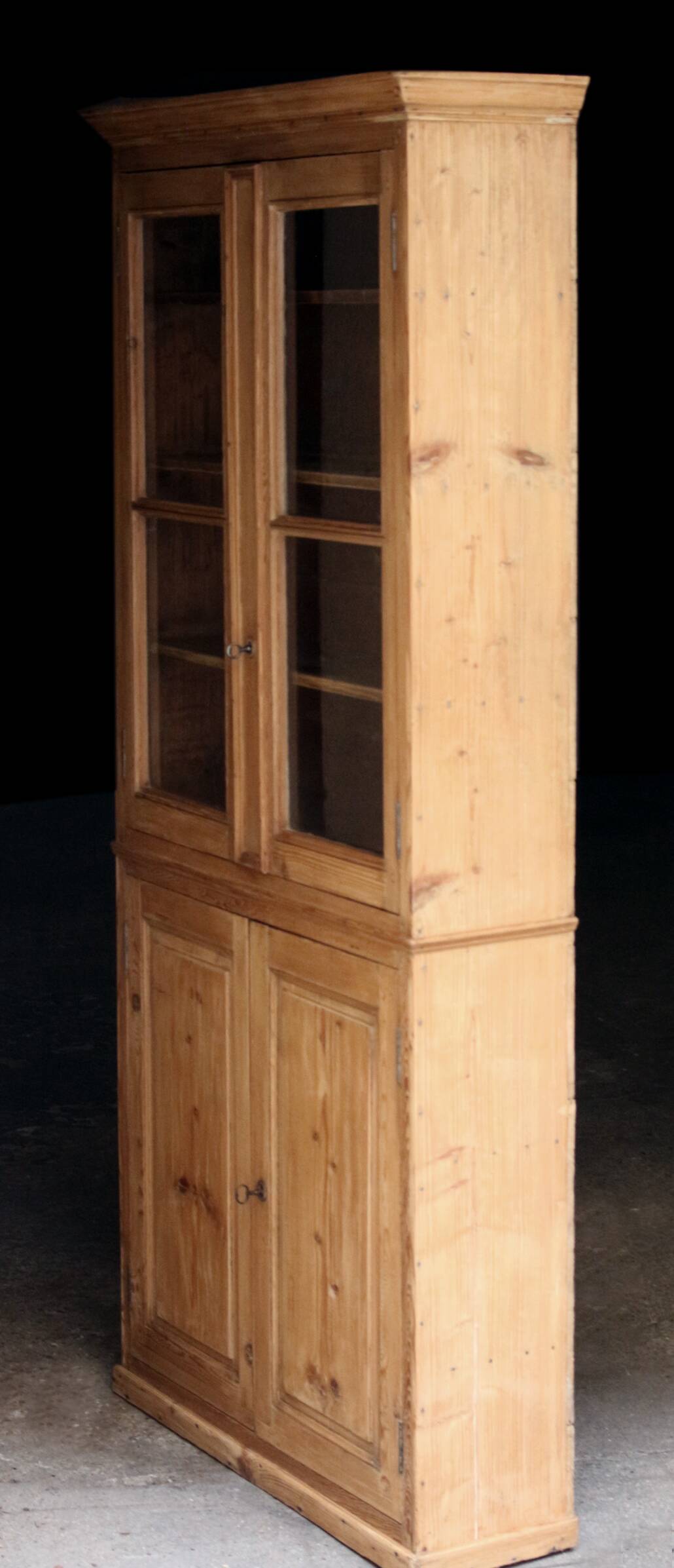 Beautiful patinated pine bookcase (circa 1900).