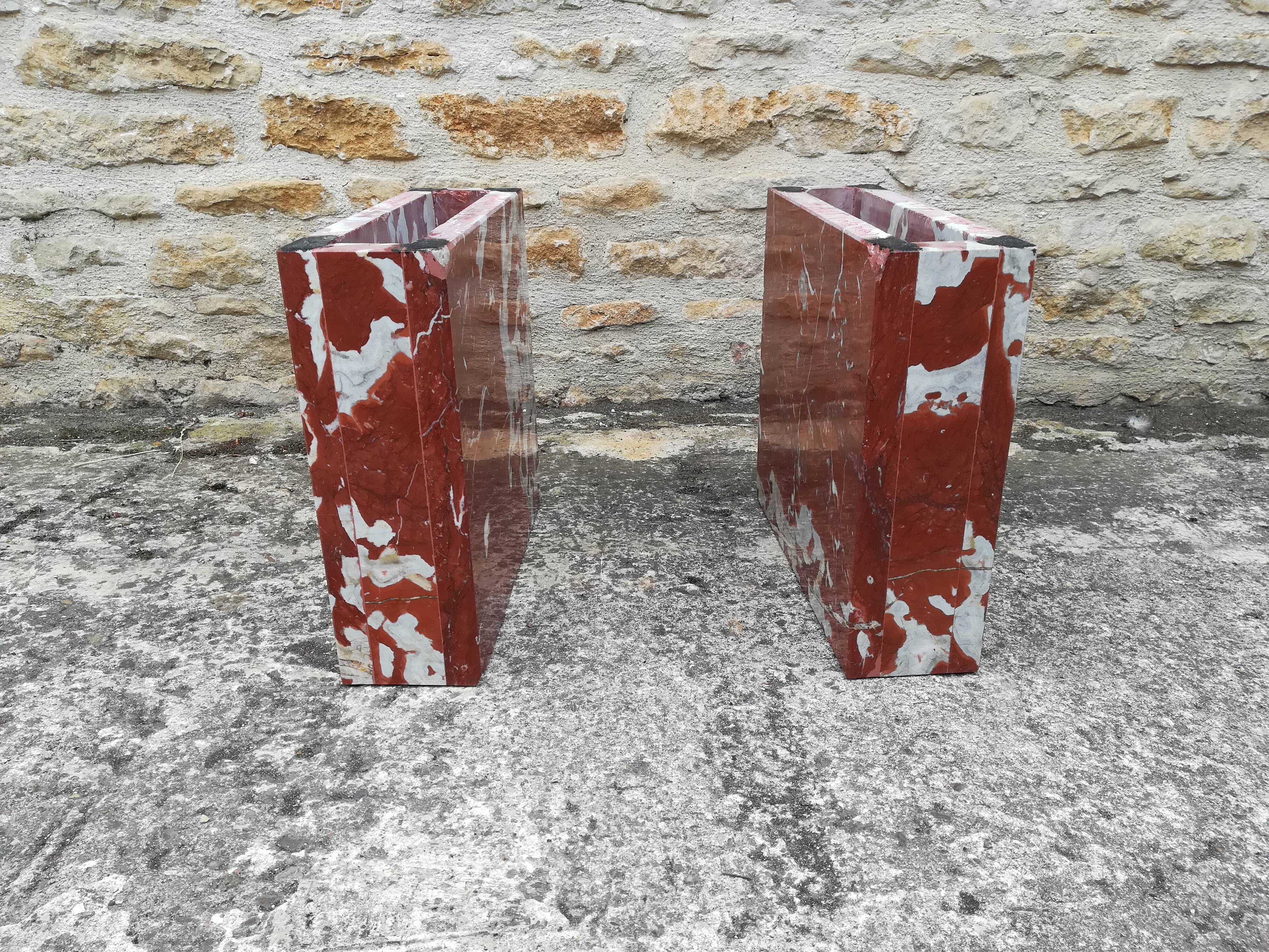 Table basse en marbre rouge