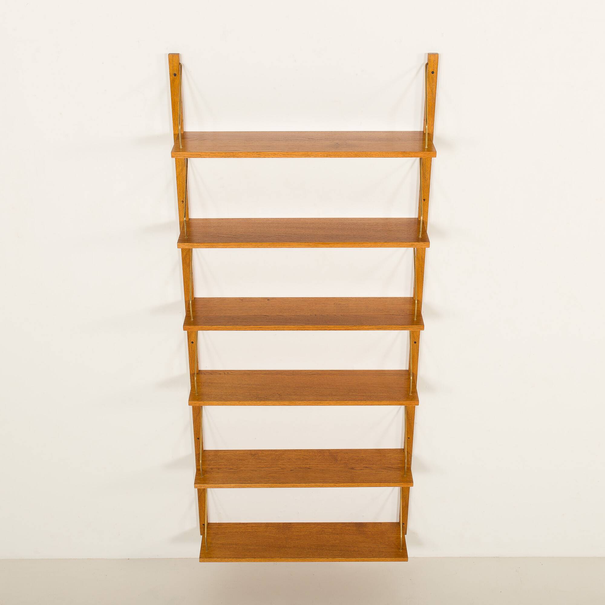Étagère scandinave des années 60 en chêne doré.