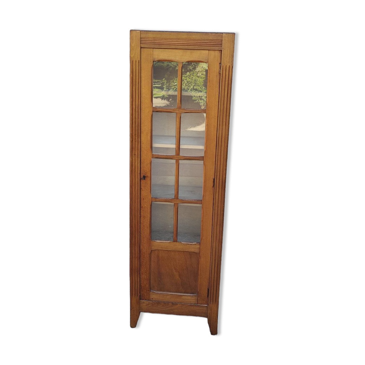 Showcase an old door, small bookshelf.