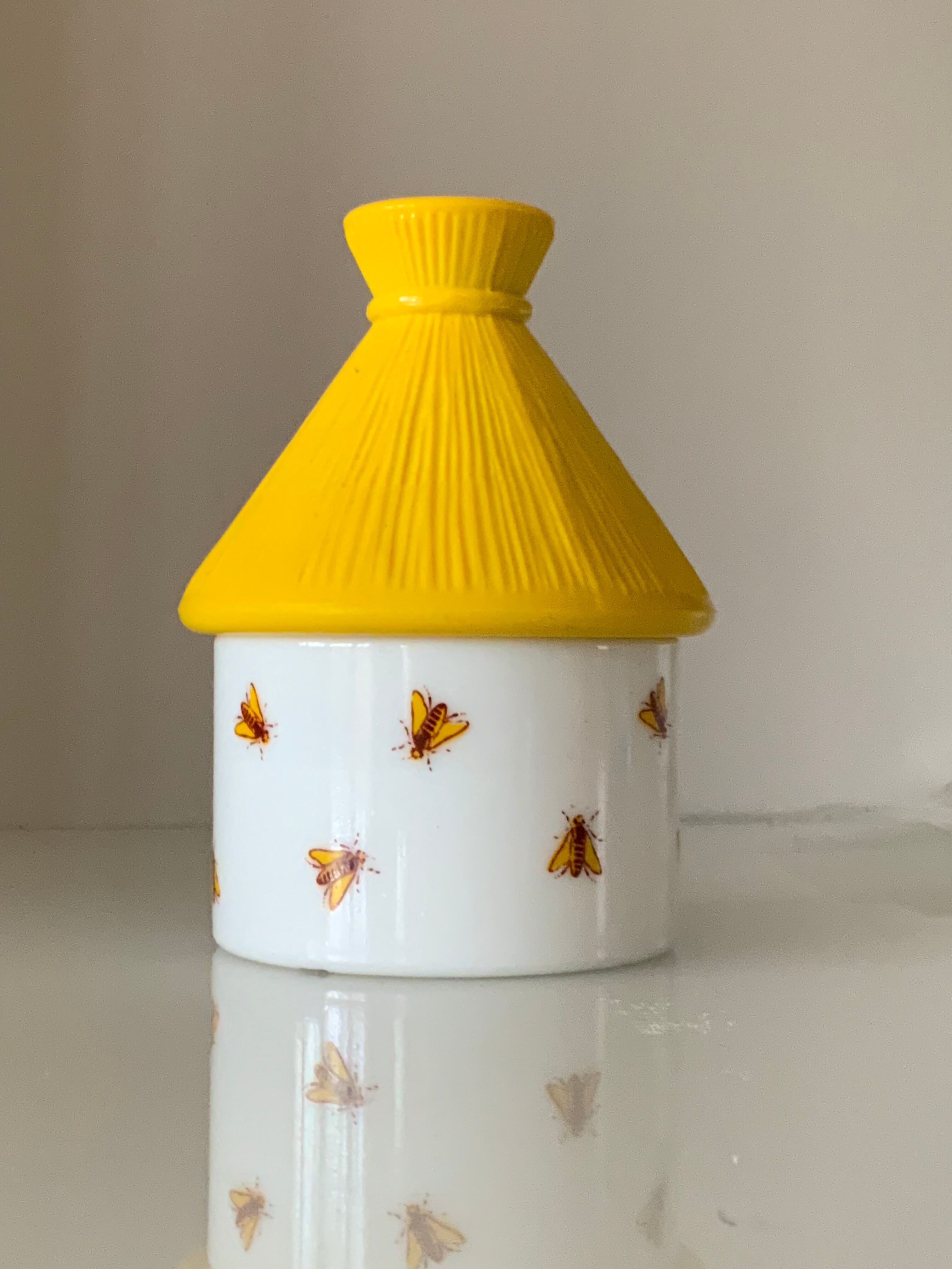 Former pot formed beehive in vintage opaline