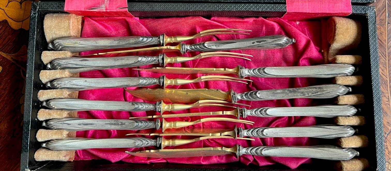 Set of knives and forks for fruits.